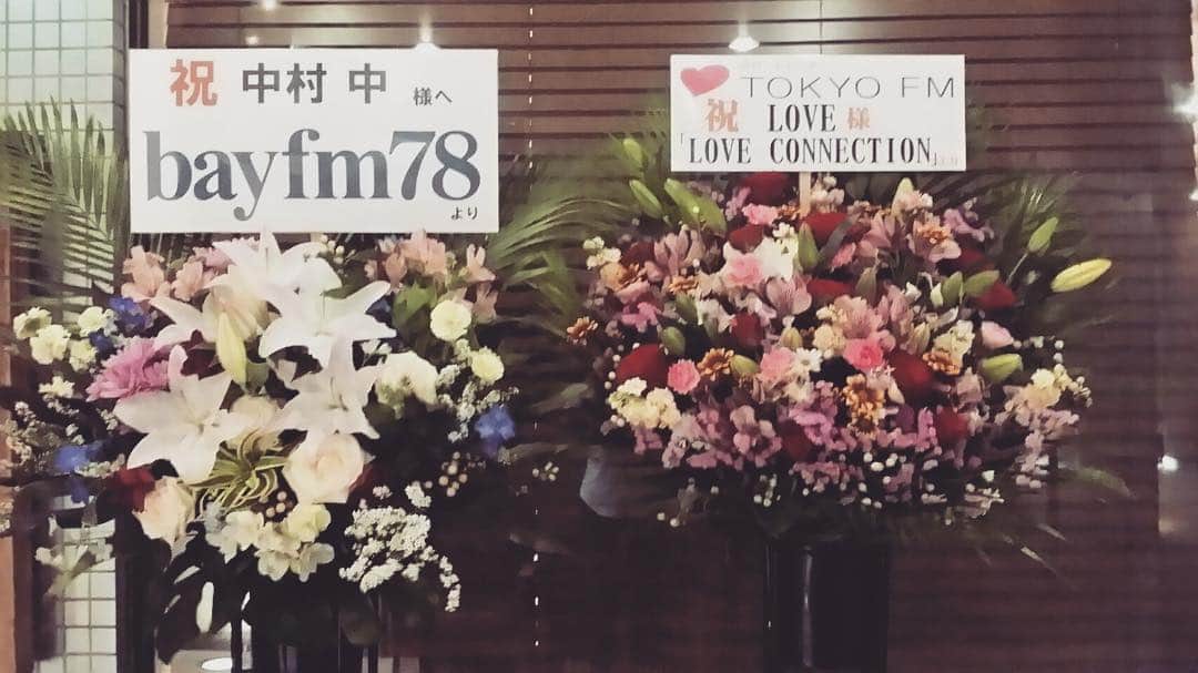 LOVEのインスタグラム：「並びました^_^  LOVE × 中村 中 友達以上恋人未満ツアー。  東京編final、満員御礼。よく歌いよく笑いよく喋り。ありがとうございました！  あたるちゃんの「孤独を歩こう」(めちゃくちゃ好きな歌)、私の「君は僕のセンユウ」どちらも、べったり横にいるともだちについての歌ではありませんね。だからこそ好きなのかな、これを一緒に歌えた喜び。アーティスト中村 中に感謝します。  それぞれの場所に幸あれー、です。またの再会まで！」