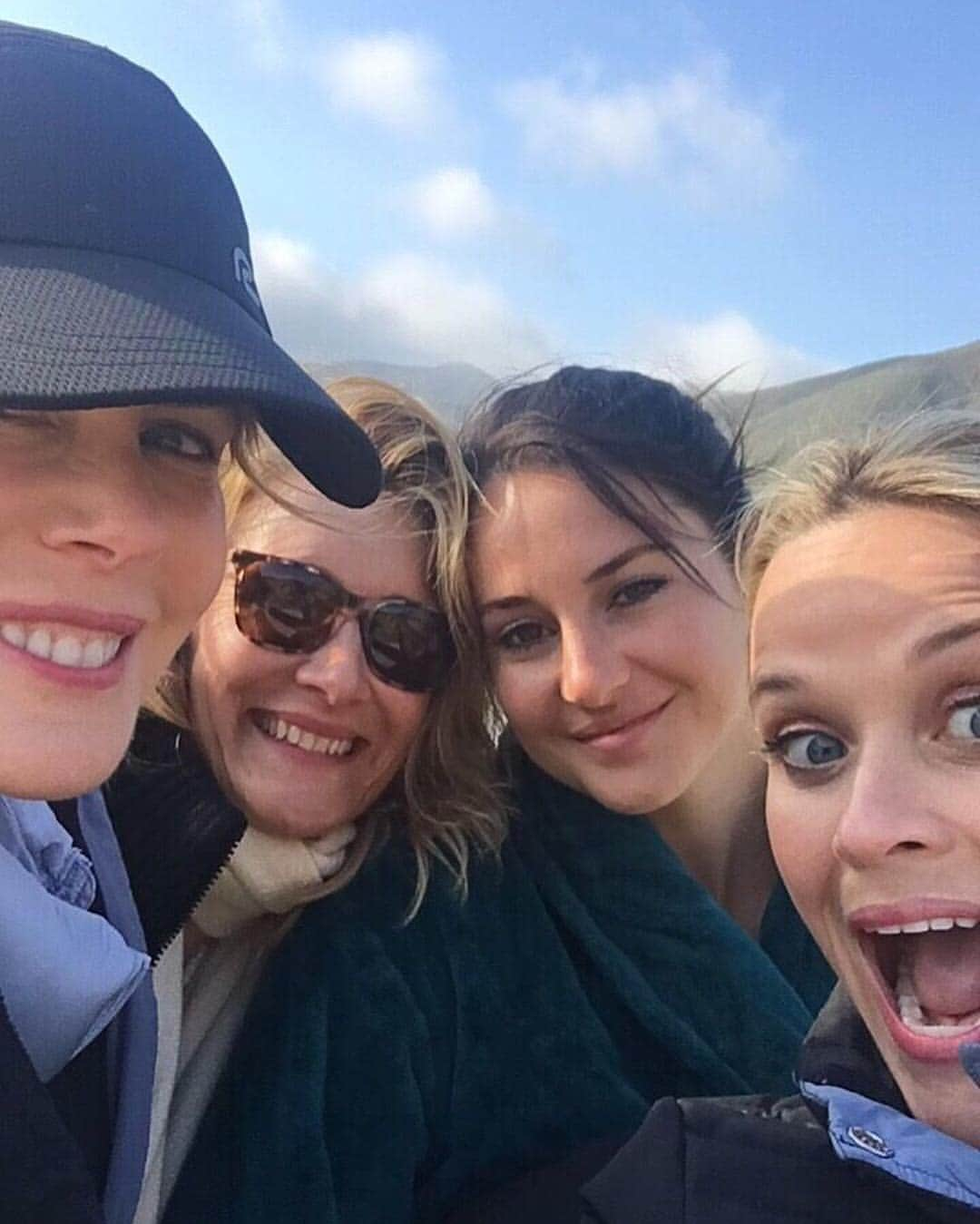 リース・ウィザースプーンさんのインスタグラム写真 - (リース・ウィザースプーンInstagram)「Just a little reminder #BigLittleLies is coming soon! Don’t worry @zoeisabellakravitz, I know you have #fomo so I put you in the photo... 😂 #BLL2」4月6日 3時44分 - reesewitherspoon