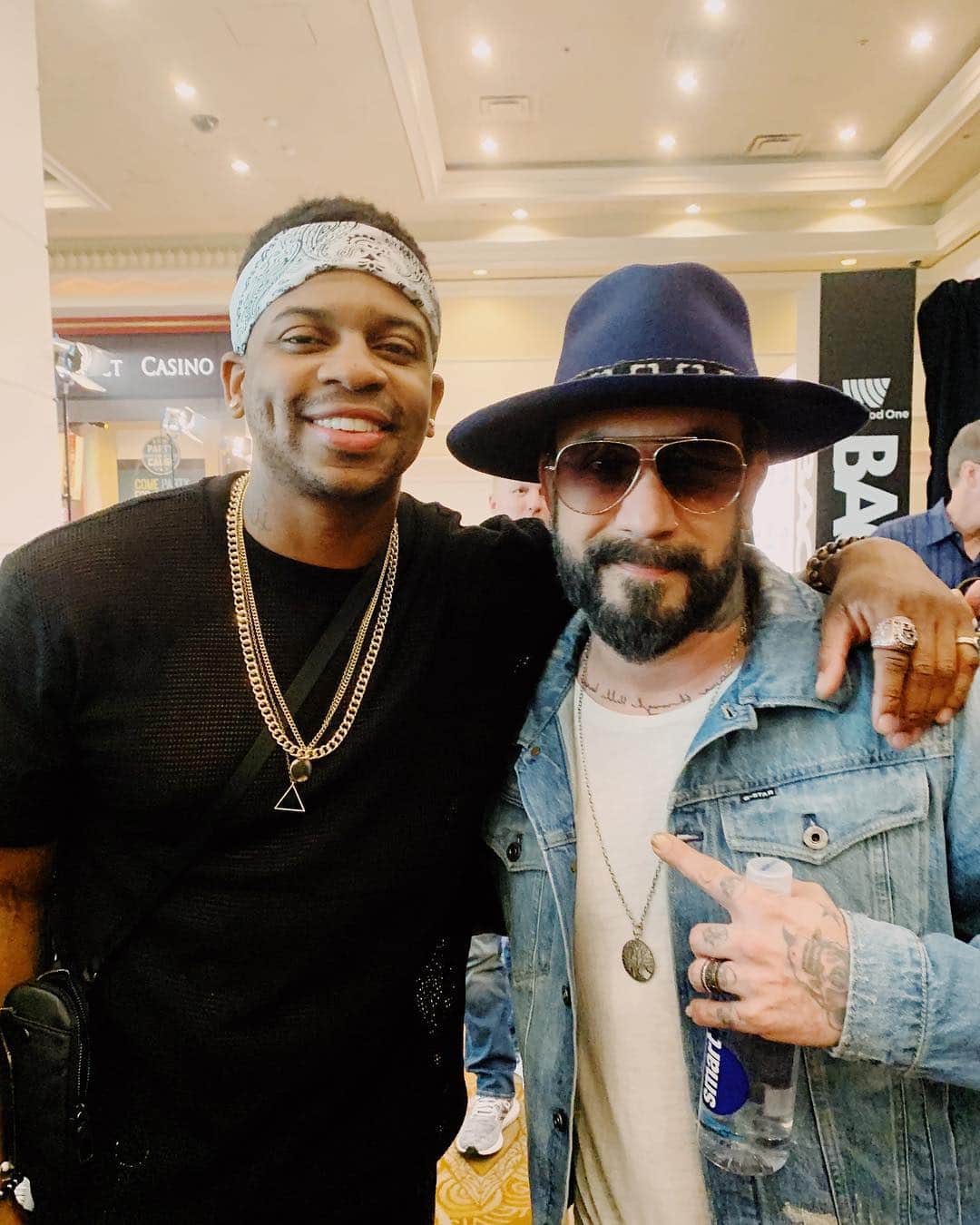 A.J.のインスタグラム：「TGIF!!! @JimmieAllen is the sweetest guy. Tonight is gonna be a PARTY! There are a couple tickets left at the link in my bio... Las Vegas you’re not going to want to miss this...」