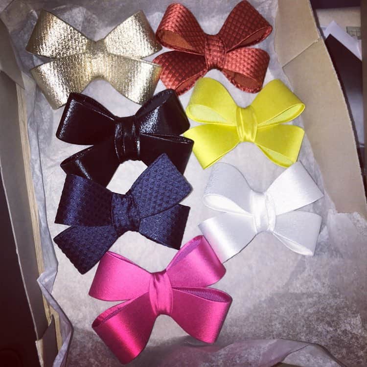 アレクシマビーユのインスタグラム：「Back to my basics @alexismabille #bowtie #noeudpapillon #noeud #broches #alexismabille #accessoires #fantasy #frivolity #joie #espiegle #lavieparisienne #bow #takeabow #😉#🎀」