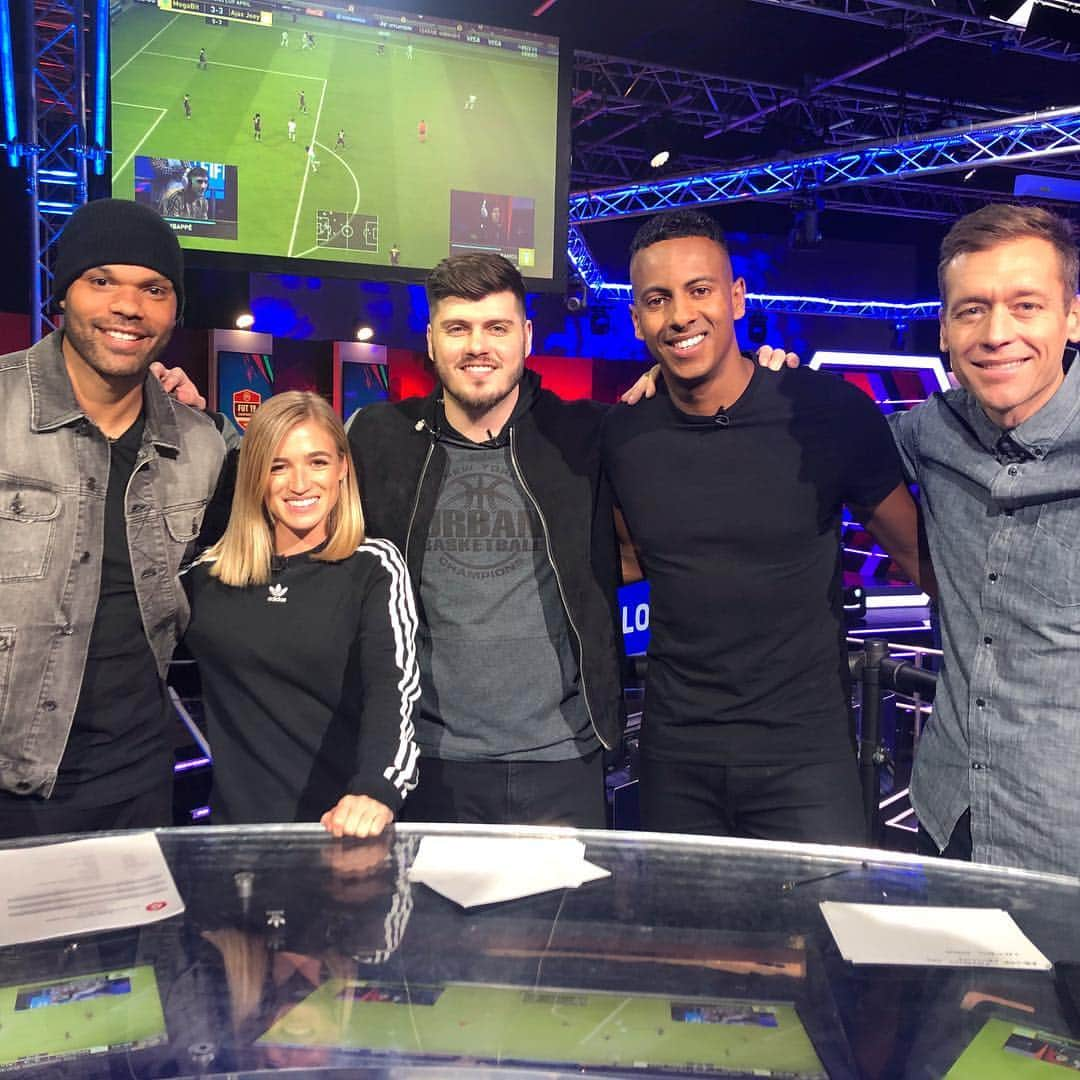 ジョリオン・レスコットさんのインスタグラム写真 - (ジョリオン・レスコットInstagram)「Day 1 @easportsfifa FIFA19 Global Series tournament, hosted in the @gfinity arena, London. Serious talent competing today and over the weekend. Great to be working with @rachel__stringer @mikelabelle @kylewalker115 @jimmyconrad and @spenfc (he’s camera shy though 😂)」4月6日 4時14分 - joleonlescott