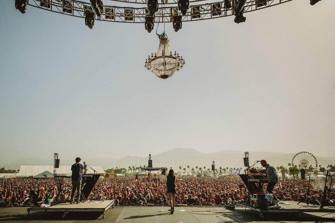 CHVRCHESさんのインスタグラム写真 - (CHVRCHESInstagram)「Views from our first time at @Coachella in 2014. Back to the desert next week to kick off our US tour! 📷 @rachaelwrightphoto」4月6日 4時12分 - chvrches