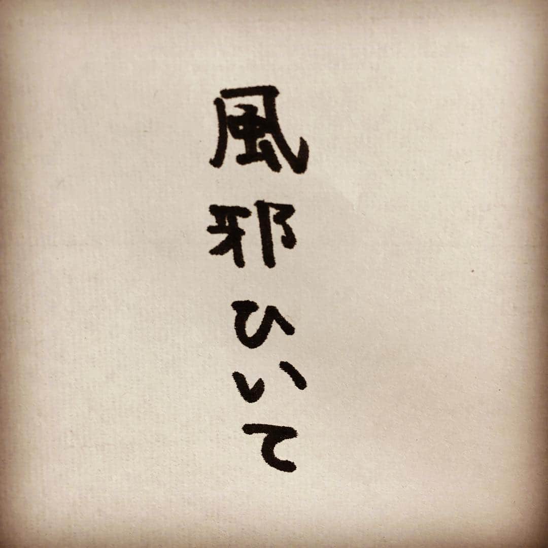 浅井優のインスタグラム：「背の高い人が 『風邪ひいて 冷えピタor熱さまシート を貼ったとき』 あるある（？） #正確にはあるあるではない。 #風邪ひいて病院に #行ったときに #病院の受付の人が #あさいがおデコに冷えピタor熱さまシートを #貼っている姿を見て #勝手に #ぶつけたと判断しただけ #内科に行きたかったのに #危うく脳神経外科に案内されるところだった #ＣＴやＭＲＩ撮ってもないも出てこない #でも人よりぶづけてるから何かしらの症状はあるかも、、、 #アサインスタワー #五七五 #川柳 #デカイーマン川柳 #背の高い人あるある #いいあるある募集してます #写真４枚あるよ #お笑い #芸人 #高いところからすみません #ライバルは #サラリーマン川柳  #バケモン先生 #大谷翔平 選手と #同じ悩み？」