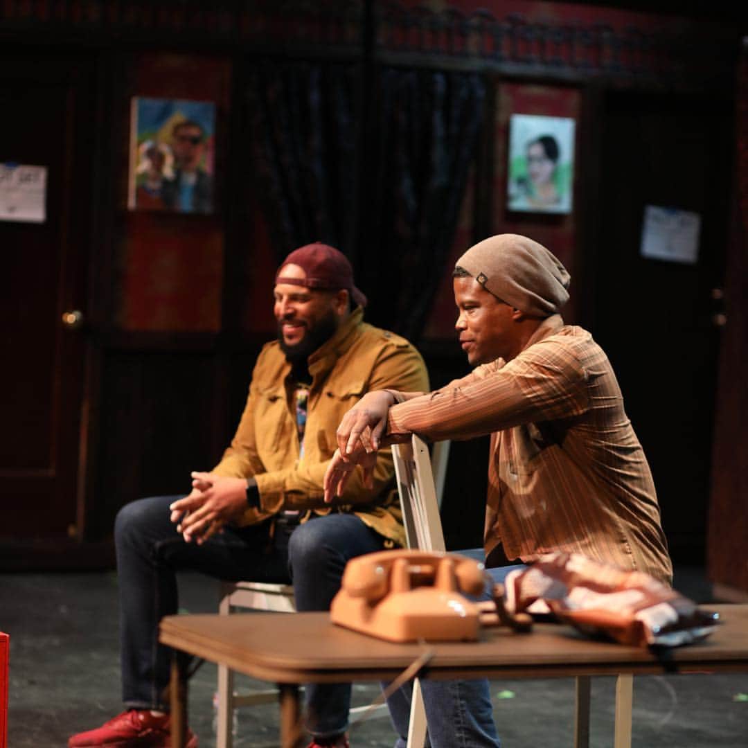 シャリフ・アトキンスのインスタグラム：「Yo, can’t tell you how much fun I had getting up on stage with @byronlhopkins and playing the characters of Ben and Harry from the hilarious Sniff by Joseph Arnone. Thank you @justinwingswade for the Actors Night Open Mic @thebroadwaterla ✊🏾」