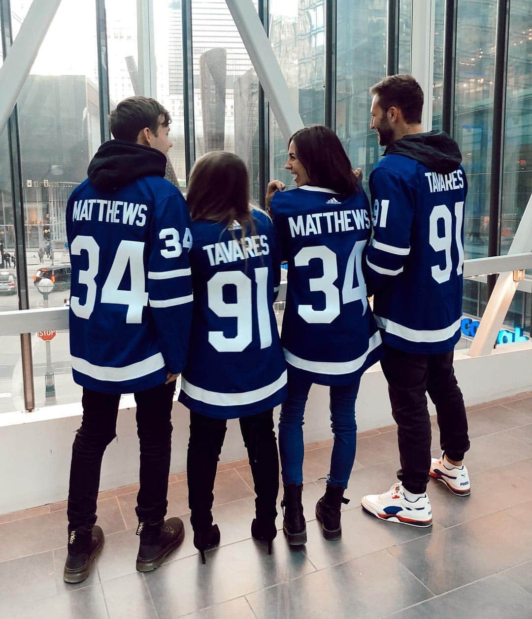 トーリ・ウェブスターさんのインスタグラム写真 - (トーリ・ウェブスターInstagram)「💙perfect date night in the city!💙 swipe ➡️ to see our fave players 🤣 @adammadrzyk 🥅🏒 Check out the @realsportsbar stories and swipe up to win The Ultimate Experience: ✨Toronto Maple Leafs tickets ✨ Dinner for two at Real Sports Bar (valued at $200) ✨Official Toronto Maple Leafs jersey of your choice」4月6日 4時26分 - torriwebster