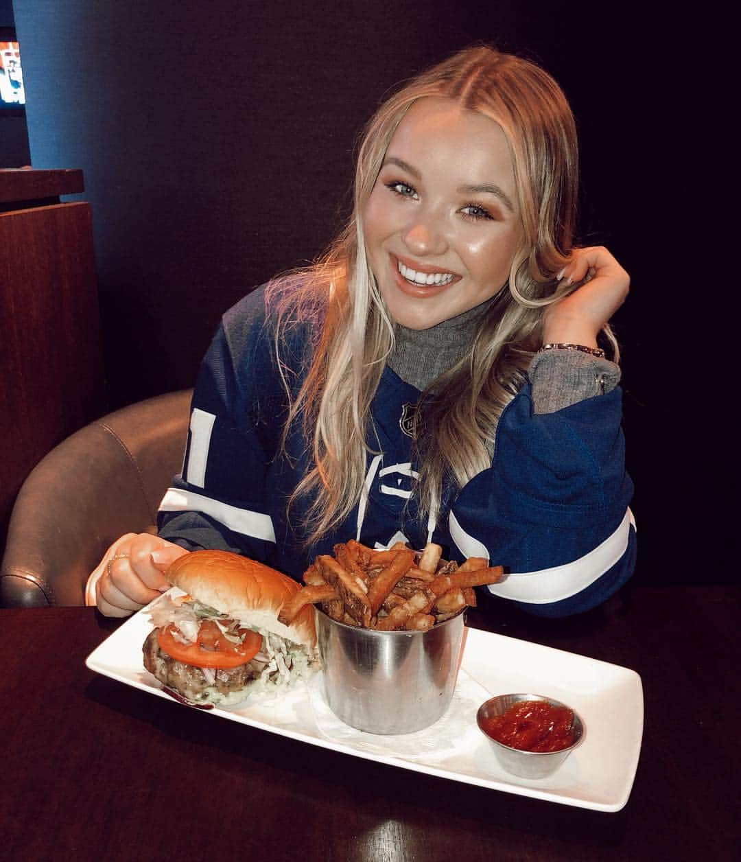 トーリ・ウェブスターさんのインスタグラム写真 - (トーリ・ウェブスターInstagram)「💙perfect date night in the city!💙 swipe ➡️ to see our fave players 🤣 @adammadrzyk 🥅🏒 Check out the @realsportsbar stories and swipe up to win The Ultimate Experience: ✨Toronto Maple Leafs tickets ✨ Dinner for two at Real Sports Bar (valued at $200) ✨Official Toronto Maple Leafs jersey of your choice」4月6日 4時26分 - torriwebster