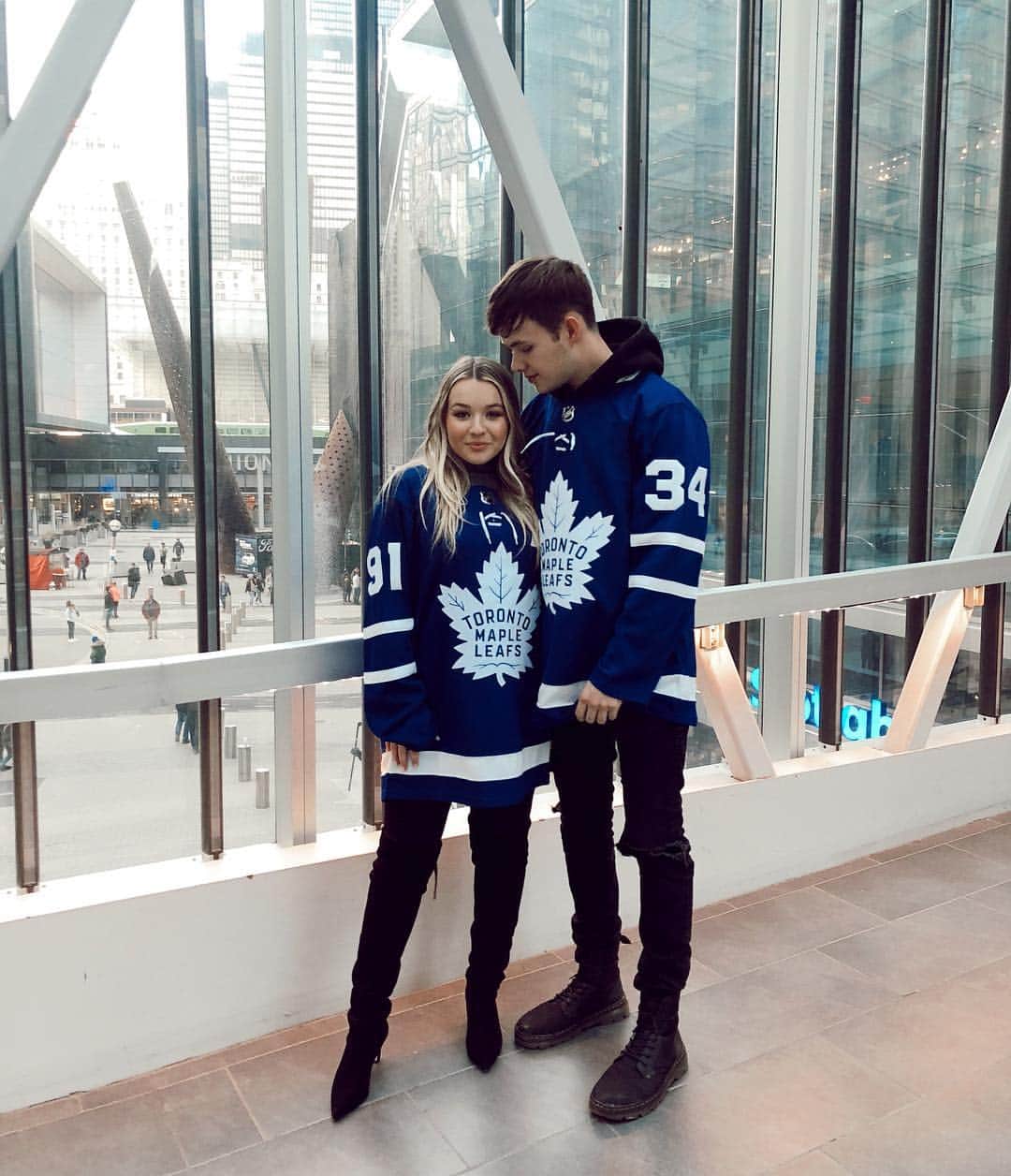 トーリ・ウェブスターのインスタグラム：「💙perfect date night in the city!💙 swipe ➡️ to see our fave players 🤣 @adammadrzyk 🥅🏒 Check out the @realsportsbar stories and swipe up to win The Ultimate Experience: ✨Toronto Maple Leafs tickets ✨ Dinner for two at Real Sports Bar (valued at $200) ✨Official Toronto Maple Leafs jersey of your choice」
