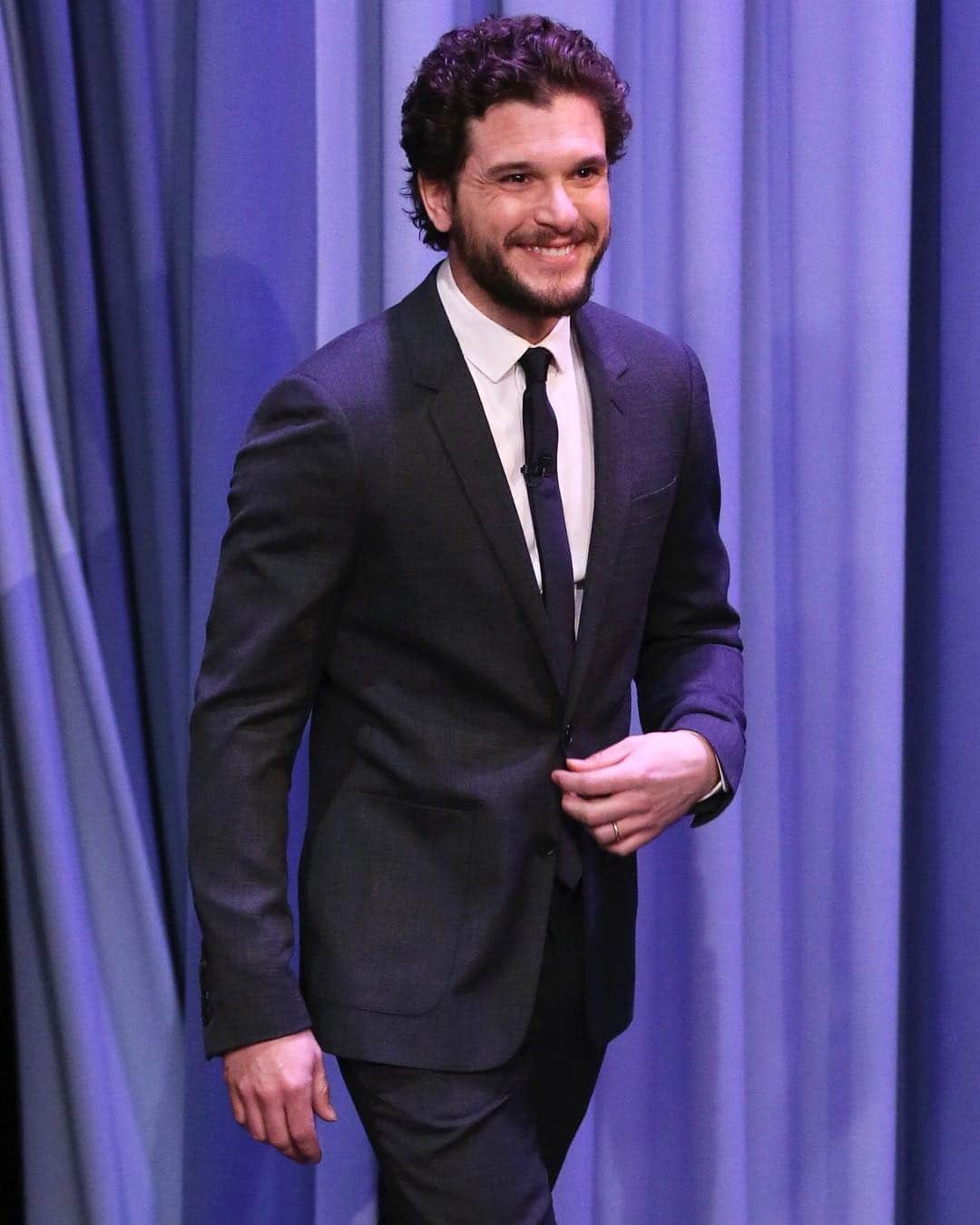 Just Jaredさんのインスタグラム写真 - (Just JaredInstagram)「Kit Harington stops by @fallontonight to promote @gameofthrones! See more on JustJared.com #KitHarington #TheTonightShow Photo: @nbc」4月6日 4時27分 - justjared