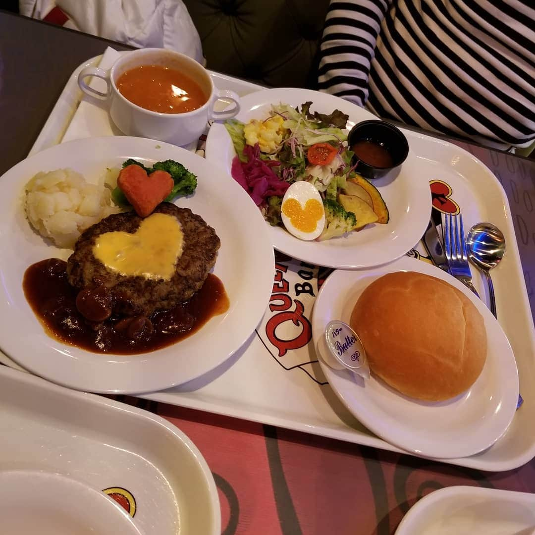 酒井美佳さんのインスタグラム写真 - (酒井美佳Instagram)「ディズニーランドでは、可愛いご飯❣️🍴❣️ 夕食はコラーゲンたっぷりの豚しゃぶ😋  笑いまくって食べまくって充電完了🔋  #酒井美佳 #MikaSakai #사카이미카 #プロボウラー #pleague #festaria #phiten #MKグループ #ドリスタスタジアム太田 #SSOSIO #ストレス発散 #楽しい一日 #いっぱい笑った #コラーゲンたっぷり」4月6日 4時28分 - mika37mika