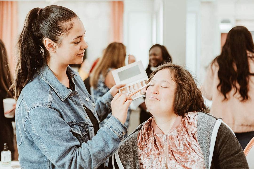 アシュレイ・ティスデイルさんのインスタグラム写真 - (アシュレイ・ティスデイルInstagram)「Had so much celebrating @bestbuddies 30th anniversary @blushington. Got to share my @illuminatecosmetics products and get to know some amazing people. This is why I love what I do! #prettyforall #blushingtonxbestbuddies」4月6日 4時29分 - ashleytisdale