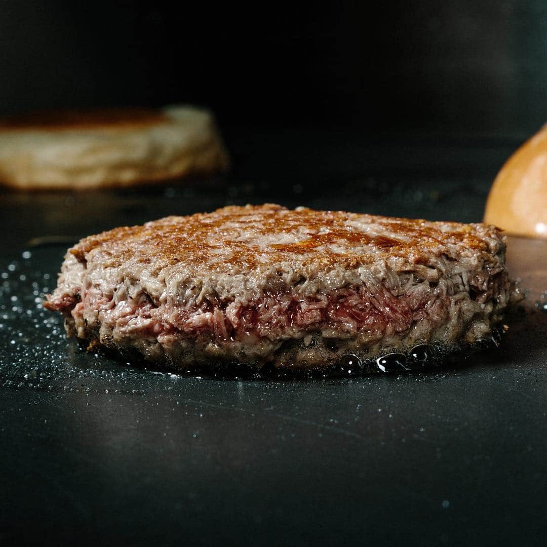 ニューヨーク・タイムズさんのインスタグラム写真 - (ニューヨーク・タイムズInstagram)「Would you like that burger with or without beef? Burger King has introduced a Whopper sandwich filled with a vegetarian patty from the start-up @impossible_foods. The Impossible Whopper “is the biggest validation — and expansion opportunity — for a young industry that is looking to mimic and replace meat with plant-based alternatives,” writes our business reporter Nathaniel Popper. This creates an interesting alliance between Burger King, which promotes its devotion to beef on every Whopper wrapper, and a start-up that’s committed to getting people to stop eating beef. @burgerking is initially making the #burger available at 59 restaurants in the St. Louis area. Then, if things go smoothly, it plans to quickly expand to every branch in the U.S. @mattedgephoto shot the video inside the Impossible Foods Oakland plant, and @jasonhenry shot the photo. Visit the link in our profile to read more. #🍔」4月6日 4時29分 - nytimes