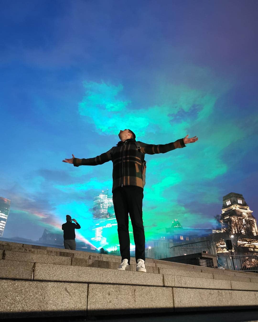 @LONDON | TAG #THISISLONDONさんのインスタグラム写真 - (@LONDON | TAG #THISISLONDONInstagram)「@MrLondon & @AlisInWorldLand have ticked off a bucket list as @huaweimobileuk bring the #NorthernLights to #TowerOfLondon! 😍 See it tonight & tomorrow night 8.00-10.30pm! Try out the new #HuaweiP30Pro and rewrite the rules! 📸🔥 Make sure you check out our story! ☺️ // #HuaweiLondonLights AD #thisislondon #london #huawei」4月6日 4時35分 - london