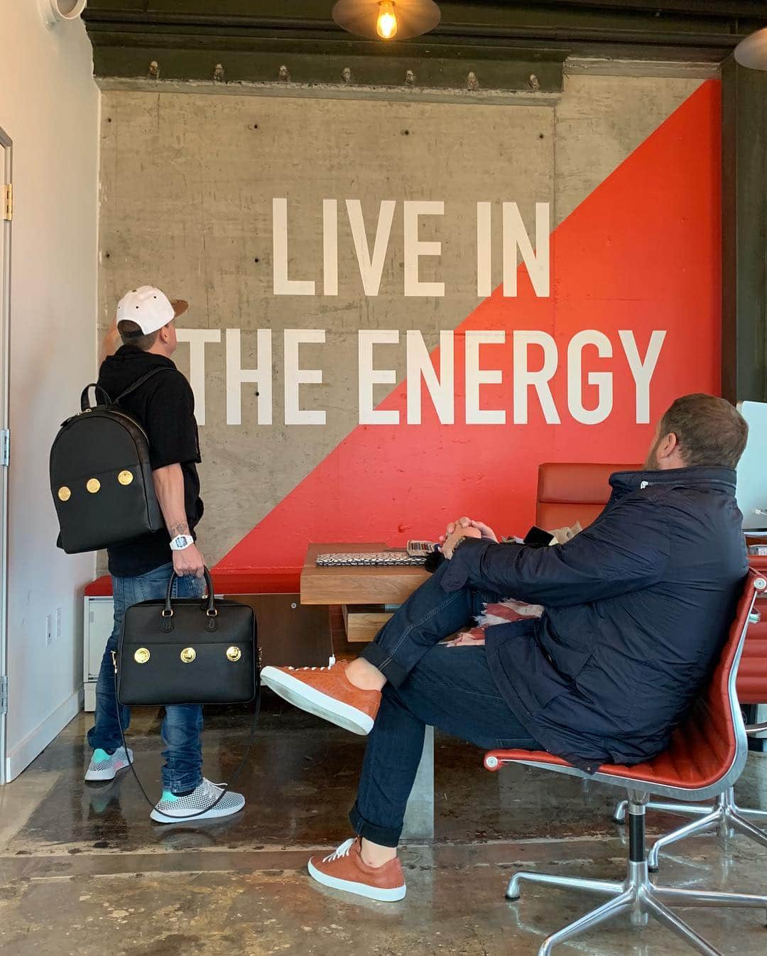 ロブ・ディアデックのインスタグラム：「Living in the energy in the realest way. The energy levels are unmatched right now seeing the new @cccxxxiii product. Fresh back from Italy, @mrking’s passion is shining brighter than ever. @dyrdekmachine #manufacturingamazing」