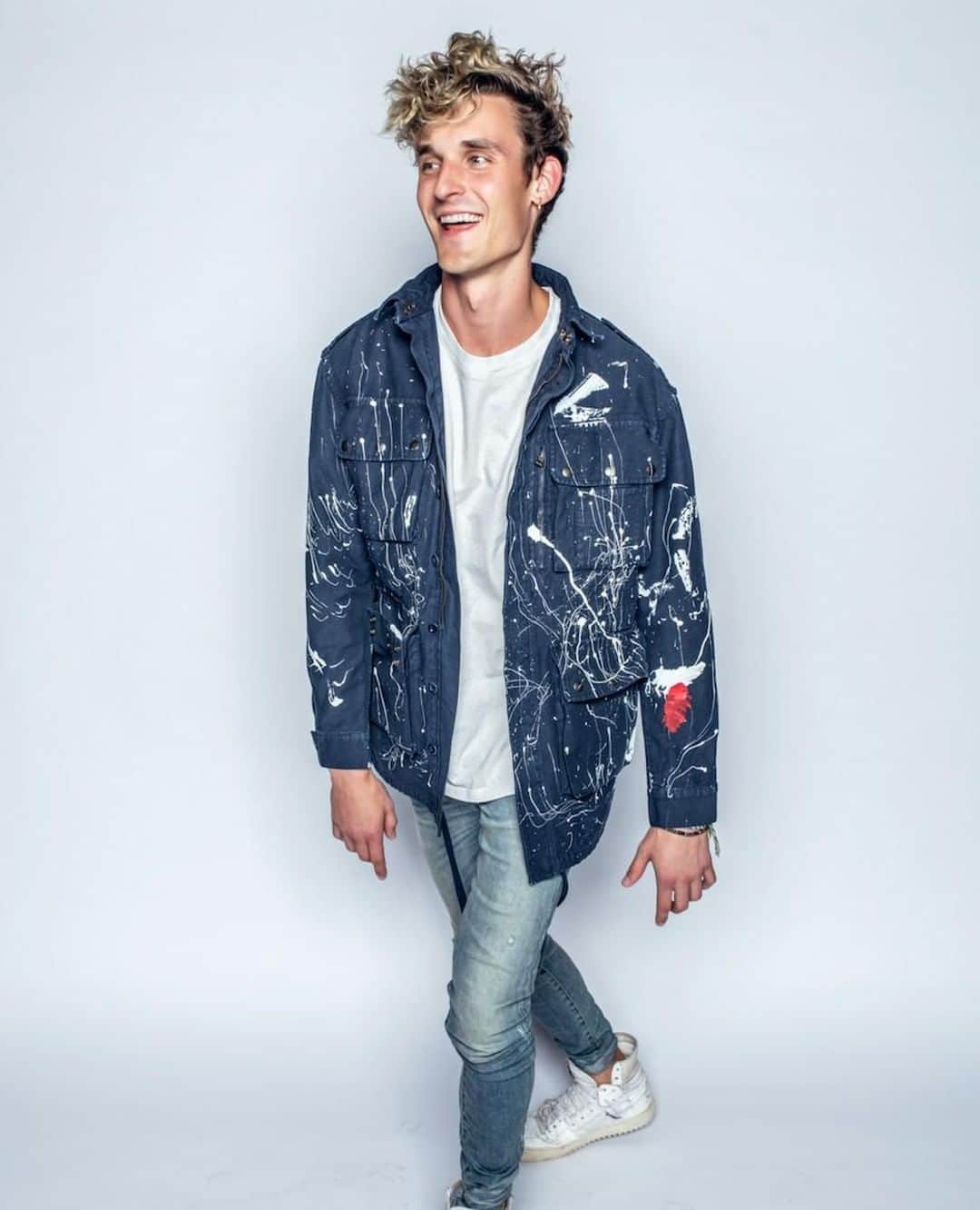 のインスタグラム：「@Griz's new album is here and it's just what you need to start off your weekend. Link in bio to listen to 'Ride Wave's' 🌊 ⁣」