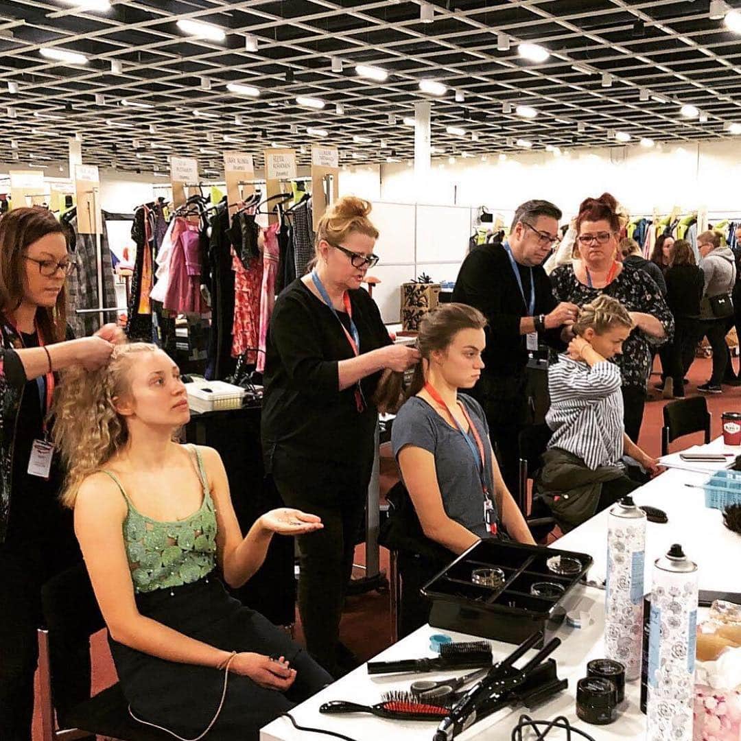 のインスタグラム：「Behind the scenes look 👀 at @fourreasonsfinland getting their models ready backstage using the NEW @nonothingverysensitive hair products 💚 ✨ Who loves natural hair products?? 🙋‍♀️ Say #yestono with 100% fragrance-free, paraben-free, gentle hair products - perfect for your sensitive client's needs. And guess what? They're also vegan! 🌱🙌 Find the full line of #nonothingverysensitive hair products online or at your local #cosmoprofbeauty where you are #licensedtocreate . . #repost #nonothingatcosmoprof #fragrancefree」