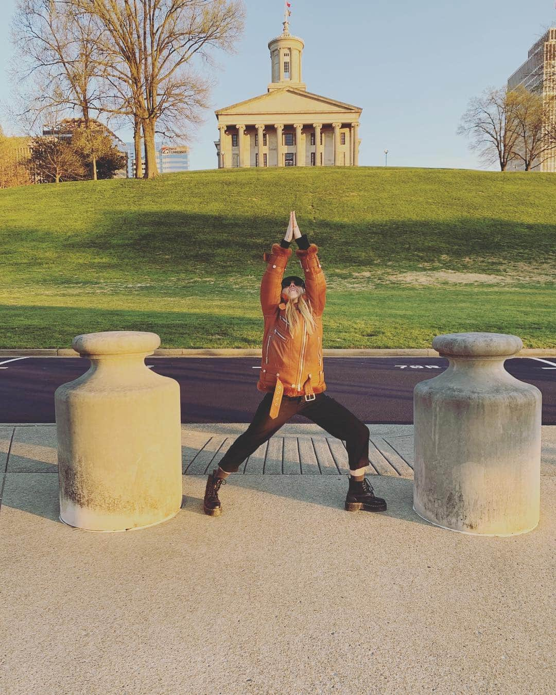 ゾージア・マメットさんのインスタグラム写真 - (ゾージア・マメットInstagram)「Capitol yoga-ing in Nashville 📷 @johnakite_」4月6日 4時51分 - zosiamamet