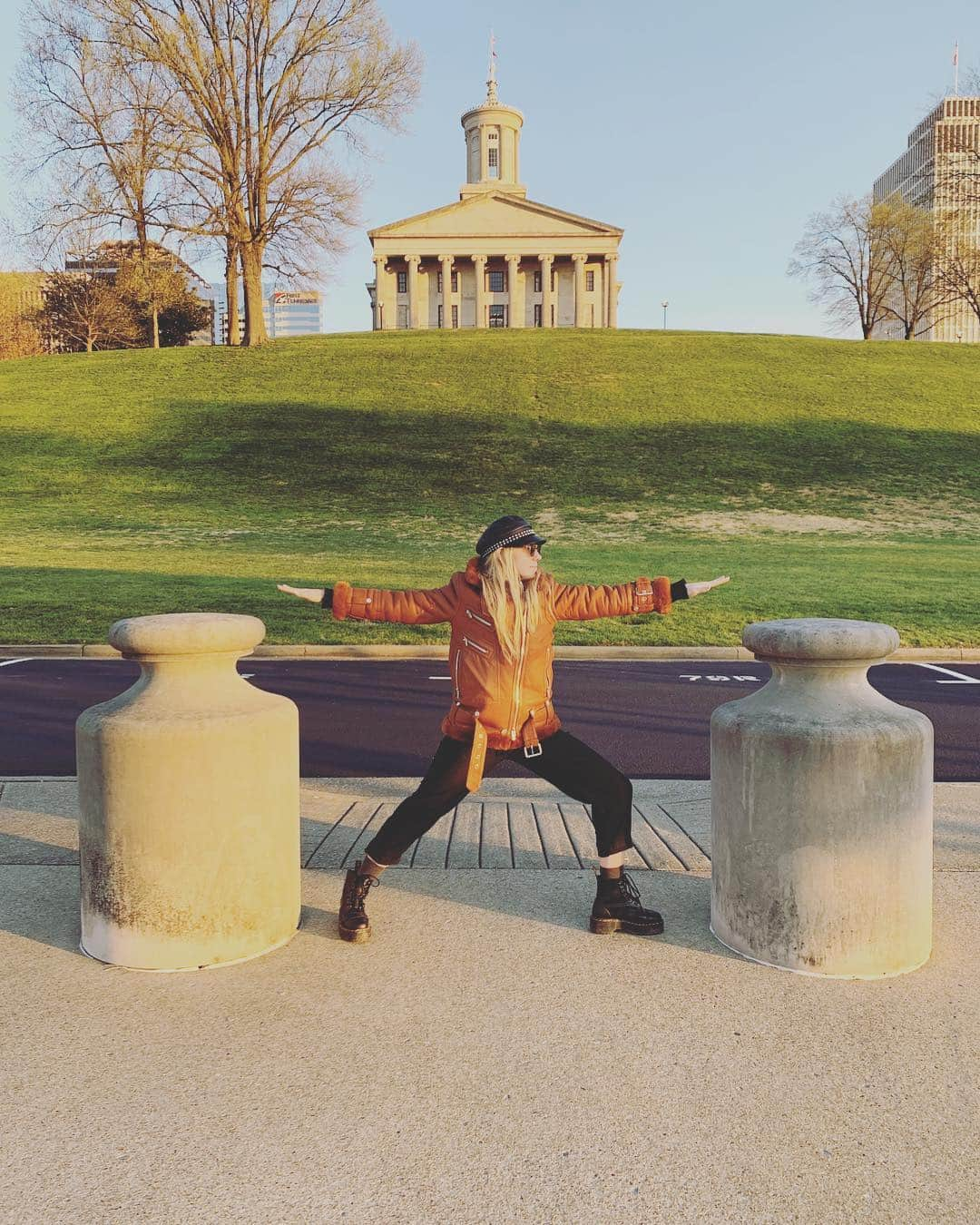 ゾージア・マメットさんのインスタグラム写真 - (ゾージア・マメットInstagram)「Capitol yoga-ing in Nashville 📷 @johnakite_」4月6日 4時51分 - zosiamamet