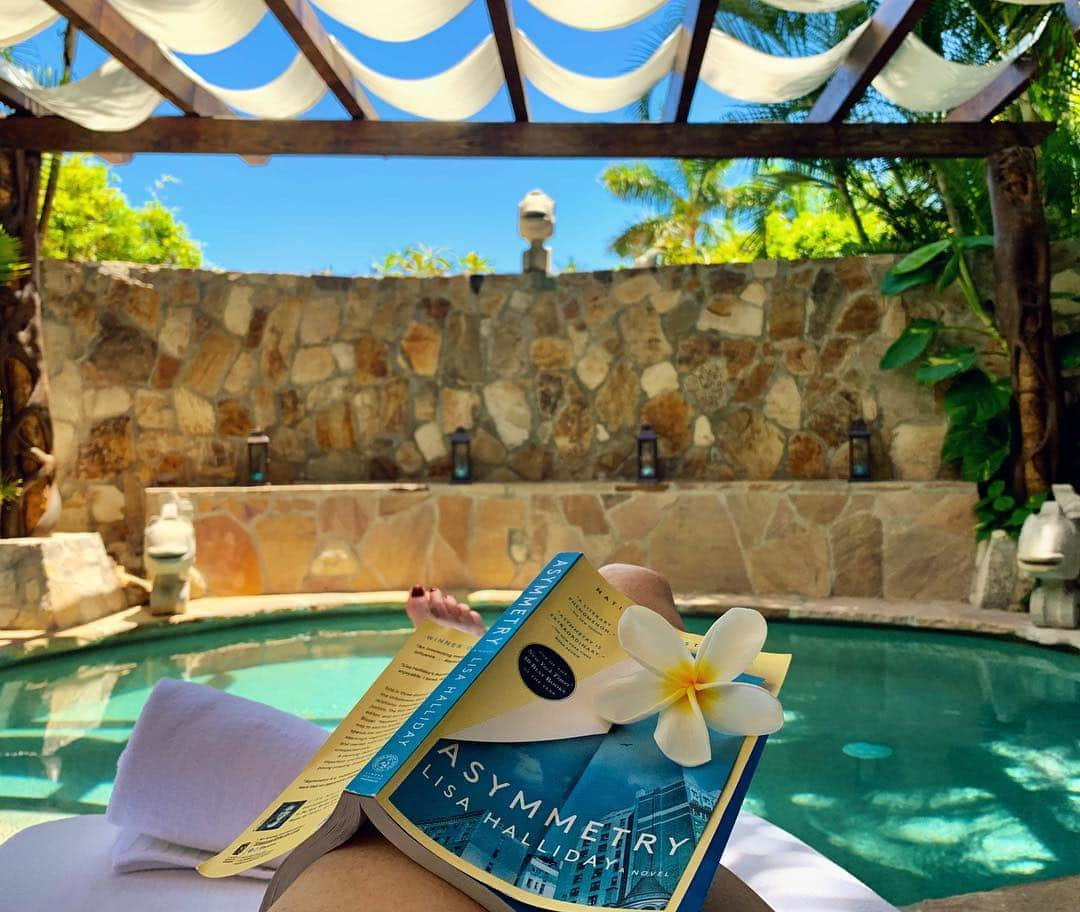 サラ・ラファティさんのインスタグラム写真 - (サラ・ラファティInstagram)「Current bath tub reading sitch. Can’t put this one down. Will have to be dragged out of here fully pruned.」4月6日 4時51分 - iamsarahgrafferty