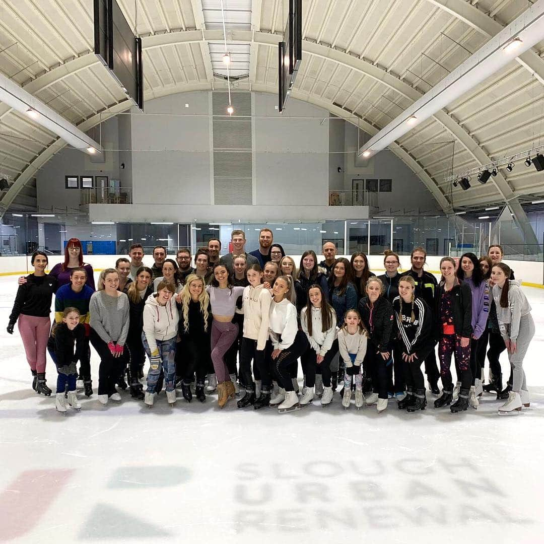 ハミッシュ・ゲイマンさんのインスタグラム写真 - (ハミッシュ・ゲイマンInstagram)「Friday flashback to last weeks @theskatecamp in Slough 💙⛸ It’s was such a fun camp and brilliant group of people. The Skate Camp tour continues tomorrow, as we are off to Widnes for our final beginner camp 🤩 ⠀⠀⠀⠀⠀⠀⠀⠀⠀⠀⠀⠀ ⠀⠀⠀⠀⠀⠀⠀⠀⠀⠀⠀⠀ Can you spot me in the photo? ⠀⠀⠀⠀⠀⠀⠀⠀⠀⠀⠀⠀ ⠀⠀⠀⠀⠀⠀⠀⠀⠀⠀⠀⠀ ⠀⠀⠀⠀⠀⠀⠀⠀⠀⠀⠀⠀ ⠀⠀⠀⠀⠀⠀⠀⠀⠀⠀⠀⠀ ⠀⠀⠀⠀⠀⠀⠀⠀⠀⠀⠀⠀ ⠀⠀⠀⠀⠀⠀⠀⠀⠀⠀⠀⠀ #theskatecamp #patinageartistique #iceskating⛸ #coachhamish」4月6日 4時55分 - hamishgaman