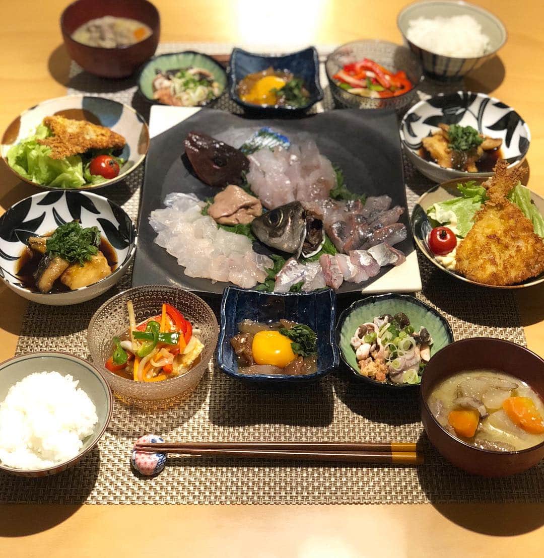 のインスタグラム：「🍳♡ 久々#ともこ亭 OPEN\(◡̈)/🧡 ＊ ホウボウは.. 刺身、ユッケ、湯引きポン酢に✨ カワハギは.. 刺身、蒲焼きに✨ アジは.. 刺身、フライ、南蛮漬けに✨ 美味しくいただきました😋 🍳 #fish #Gurnard #filefish #Horsemackerel #fishing #fishinggirl #cooking #food #foodstagram #seafood #homedinner #washoku  #釣り #魚 #カワハギ #アジ #ホウボウ #料理 #手料理 #魚料理 #和食 #盛り付け #つくりおき #阪本智子 #レッツリー」