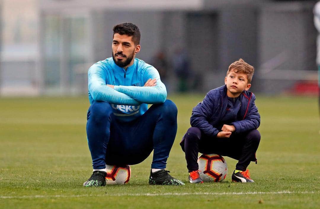 ソフィア・バルビのインスタグラム：「no dan mas❤️❤️😍😍!! @luissuarez9 #benja」