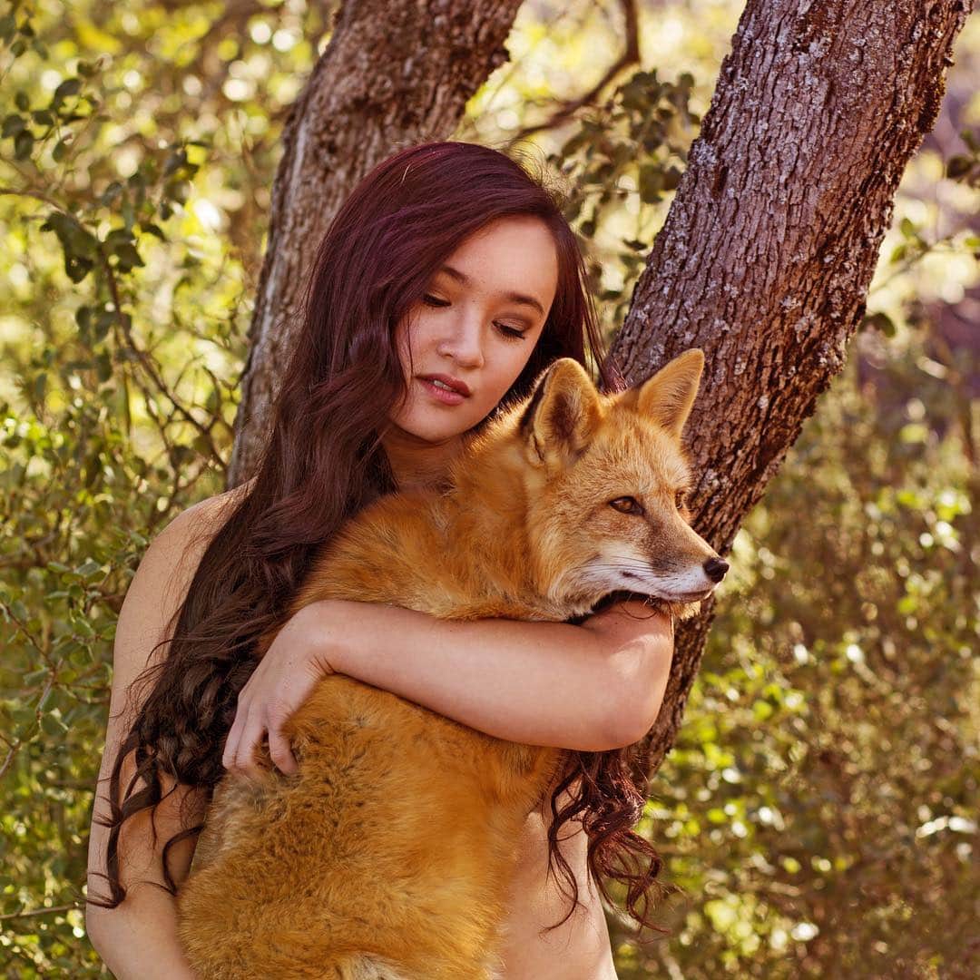 のインスタグラム：「This is the only way anyone should wear fur!  Please do not support celebrities, producers, athletes, singers, sponsors who support the use of fur! #furisnotfashion . Model: @raven_lynette  Photographer: @catharticphotos  Fox: @jabcecc Viktor . #photoshoot #furfree #supportlocal #furreal #photography #photooftheday #foxesofinstagram #photo #sandiego #socal #lovefoxes #bekind #foxylady #encounters #foxencounters #russianfoxes #savefoxes #saveafox #supportafox #supportfoxes #nonprofit #fashion #designers #animalwelfare #furfreecampaign @chanelofficial @prada @louisvuitton @tomford」