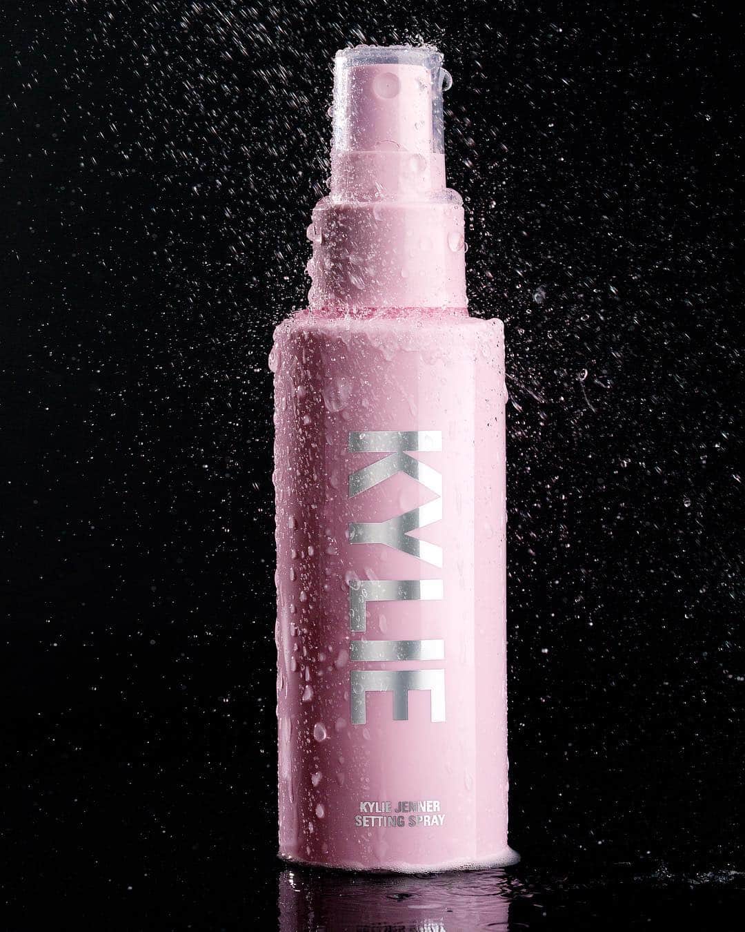 Kylie Cosmeticsさんのインスタグラム写真 - (Kylie CosmeticsInstagram)「Anyone else feel like your glam isn’t complete without a little Setting Spray? ✨ this new addition to the fam launches next Friday only on KylieCosmetics.com」4月6日 4時59分 - kyliecosmetics