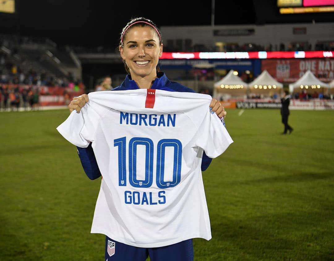 アレックス・モーガンさんのインスタグラム写真 - (アレックス・モーガンInstagram)「100 in the books and looking forward to another huge year for #USWNT」4月6日 5時05分 - alexmorgan13