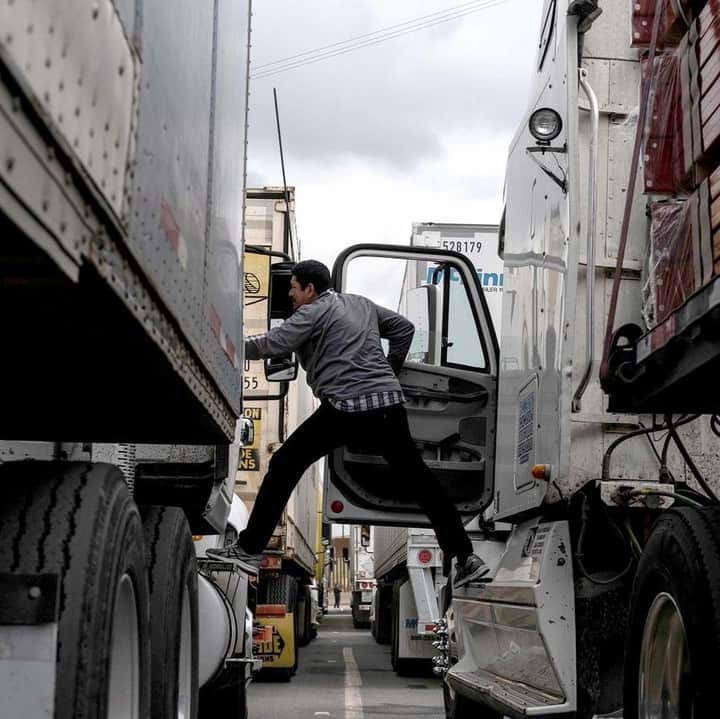 NBC Newsさんのインスタグラム写真 - (NBC NewsInstagram)「A cargo truck driver talks to a fellow driver while lining up to cross the U.S.-Mexico border in #Tijuana.⁣ .⁣ 📷 @guillermoarias / @afpphoto⁣」4月6日 5時16分 - nbcnews