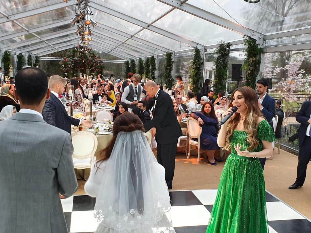 ヤーラさんのインスタグラム写真 - (ヤーラInstagram)「performing and enjoying an Amazing wedding in London😍 #performing #singing #lovely #people #best #moment #wedding #Yaralb_lovers #Yara #london  أجواء العرس الرائعه في لندن💙❤️ وألف مبروك💐💐💐 #يارا #يارا_لوفرز #لندن」4月6日 5時11分 - yara