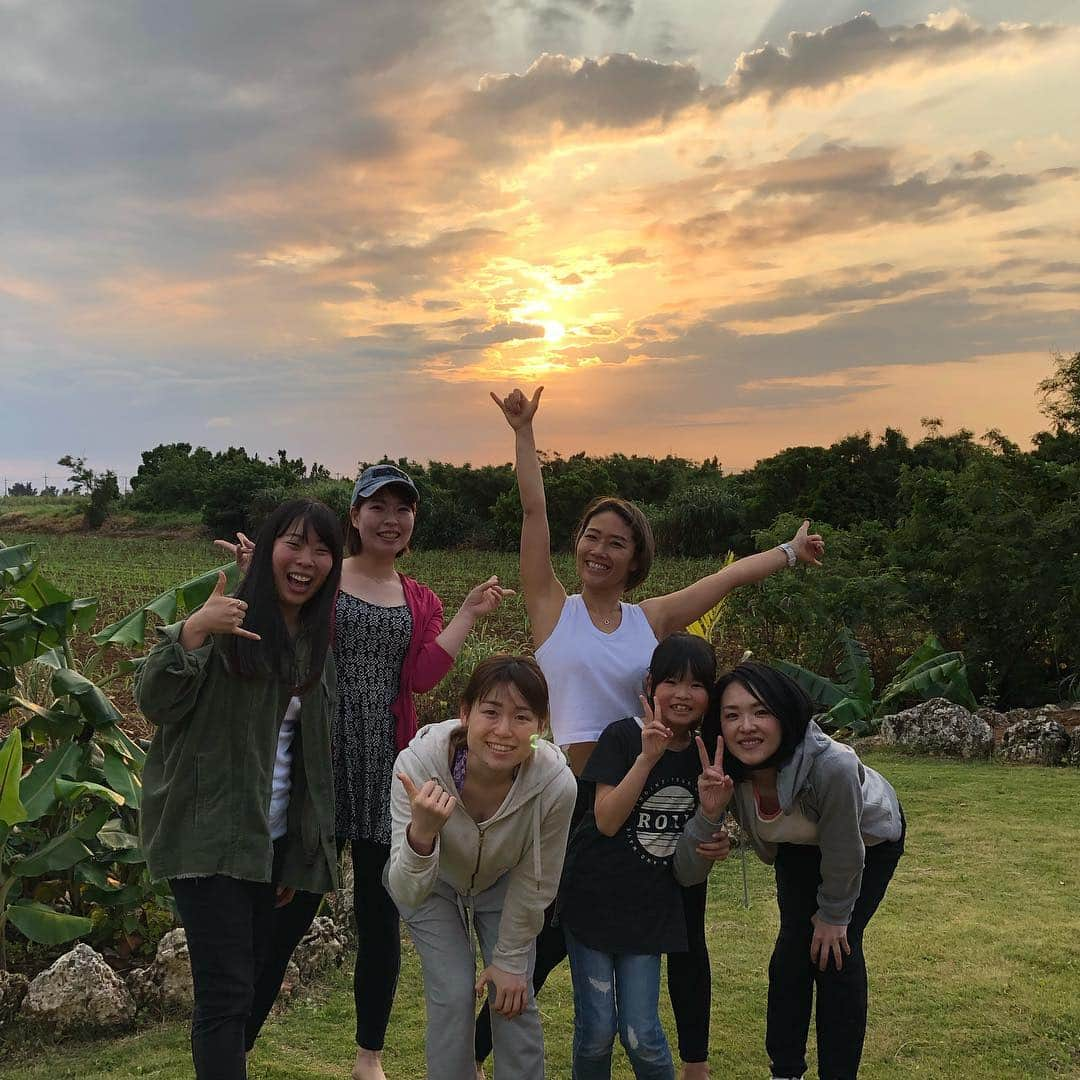 大下瞳美さんのインスタグラム写真 - (大下瞳美Instagram)「ohayo🌅  昨日からプライベートリトリートスタート！ 昨日までの宮古島はあいにくの大雨だったのに私達が到着するとともに、着いた早々晴れ間が出て美しいサンセットを見ることができました。  宮古に降り立つ前のみんなの顔は都会顔で楽しんだけど、笑顔とは少し程遠い表情だったのに、 宮古島の自然、空気、環境、太陽を感じた瞬間のみんなの笑顔は半端なくいい笑顔で、１日目から最高のエネルギーチャージができました！！ 今回も @majipapaにお世話になります！！ #miyakojhima#miyakojimaisland #宮古島#sunset#yogateacher #yogaretreat #ヨガ#ヨガリトリート#自然#太陽#smaile #女子旅 #yogagirl #hiroshima#suryoga#supyoga#日本サップヨガ協会#サップヨガ#moning yoga#感謝」4月6日 5時13分 - hitomiooshita