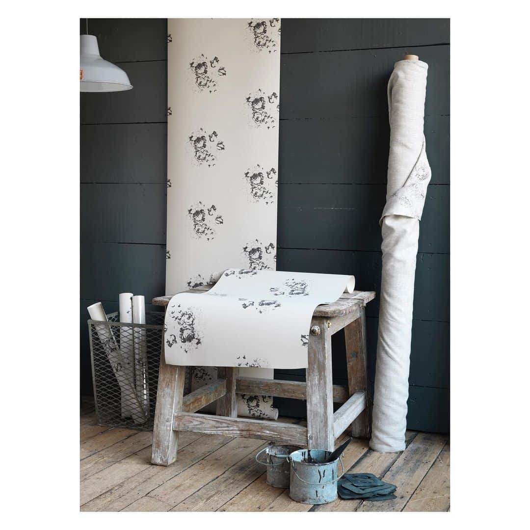 キャベジズ&ローゼズのインスタグラム：「Add depth to any room with the Natural Hatley Black Wallpaper 🖤Printed in England on a natural matte background, she coordinates wonderfully with our fabric range #interiors #homedecor #printedinengland #floraldesign #wallpaperdecor #homedecor #homedesign #naturalwallpaper #cabbagesandroses #cabbagesandroseslifestyle @christina_strutt @cabbagesandroses_shop」
