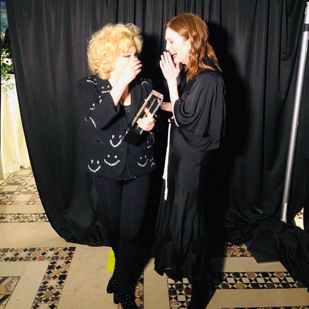 ジュリアン・ムーアさんのインスタグラム写真 - (ジュリアン・ムーアInstagram)「So proud to present the #varietypowerofwomen award to the DIVINE @bettemidler for her work with @nyrp - Bette is a shining example of a true environmentalist. It was a beautiful afternoon with moving speeches by all of the honorees @gigihadid @tarajiphenson @camanpour @spaceykacey. My friend from preschool, the editor of @essence #michelleebanks gave a gorgeous speech, and the women from @survivingrkelly took my breath away.  Thank you, you spectacular women!  @gitabass @marcusrfrancis @lesliefremar @chloe @nramsaylevi」4月6日 5時19分 - juliannemoore