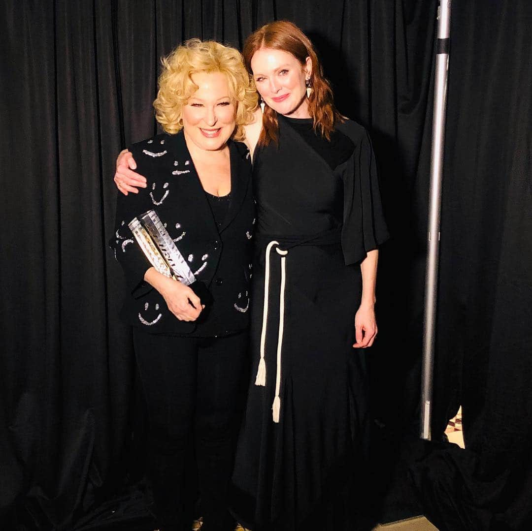 ジュリアン・ムーアさんのインスタグラム写真 - (ジュリアン・ムーアInstagram)「So proud to present the #varietypowerofwomen award to the DIVINE @bettemidler for her work with @nyrp - Bette is a shining example of a true environmentalist. It was a beautiful afternoon with moving speeches by all of the honorees @gigihadid @tarajiphenson @camanpour @spaceykacey. My friend from preschool, the editor of @essence #michelleebanks gave a gorgeous speech, and the women from @survivingrkelly took my breath away.  Thank you, you spectacular women!  @gitabass @marcusrfrancis @lesliefremar @chloe @nramsaylevi」4月6日 5時19分 - juliannemoore