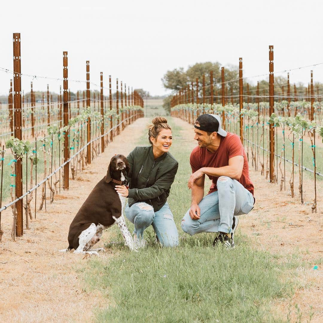 ジョジョ・フレッチャーさんのインスタグラム写真 - (ジョジョ・フレッチャーInstagram)「My sweet little family! ☺️ In the middle of all the craziness, we found a moment to take it all in. 🌱」4月6日 5時21分 - joelle_fletcher