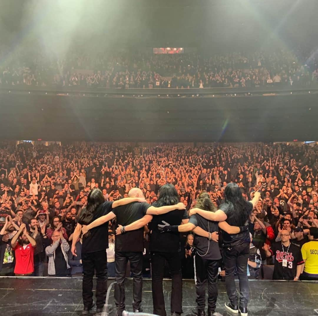 ドリーム・シアターさんのインスタグラム写真 - (ドリーム・シアターInstagram)「Toronto, that was epic last night! Montréal, your turn tonight! 🤘 #dreamtheater #distanceovertimetour #distanceovertime #DT14」4月6日 5時24分 - dreamtheaterofficial