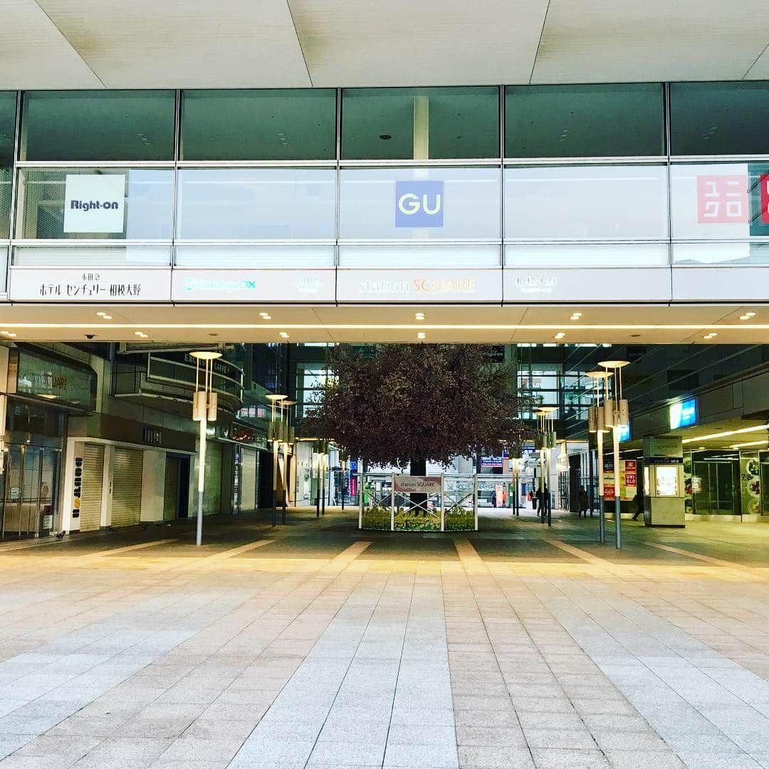 のインスタグラム：「朝の相模大野駅南口から。 北口には既に3陣営の姿が。後から来た1陣営は移動した様子。」