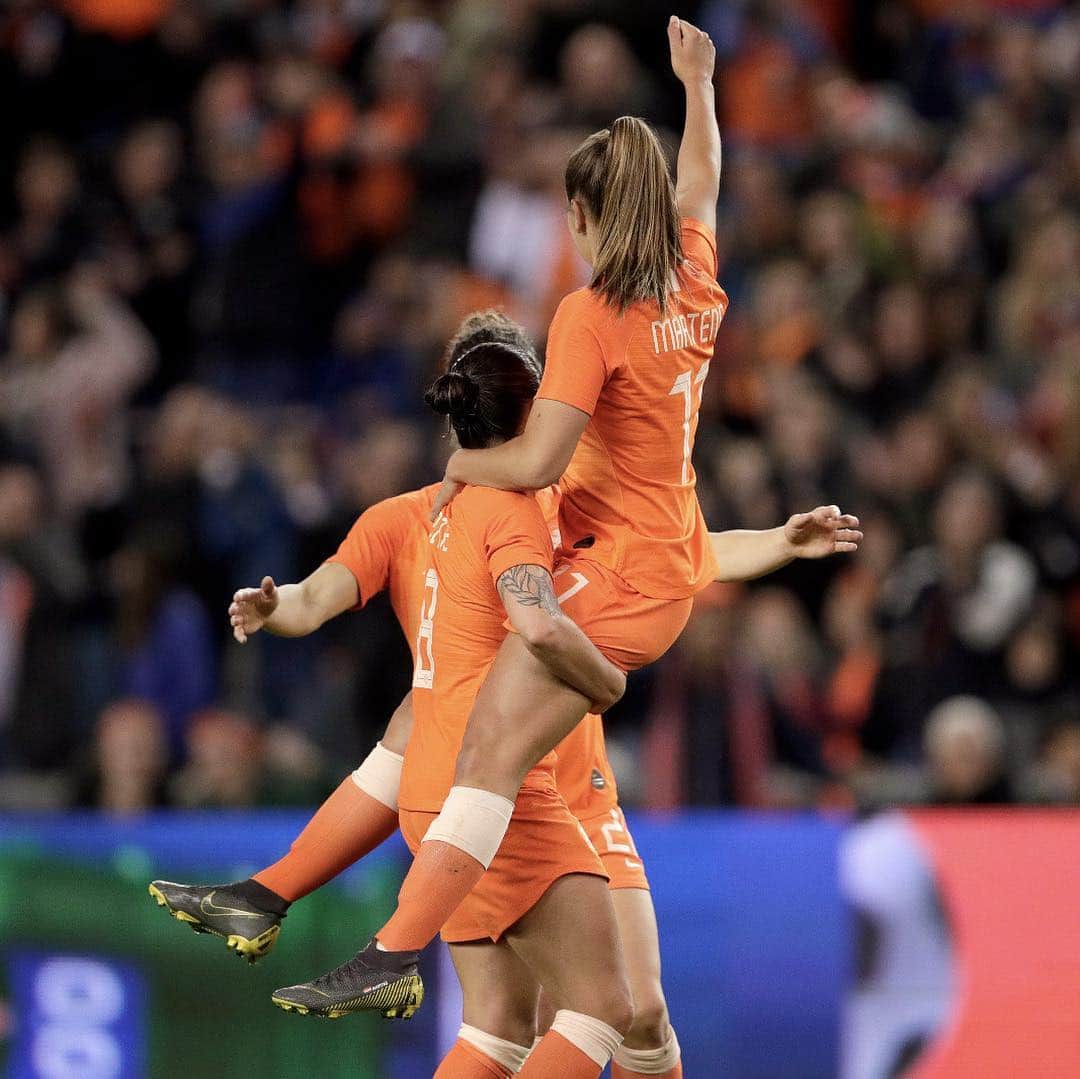 サッカー オランダ代表チームさんのインスタグラム写真 - (サッカー オランダ代表チームInstagram)「De @oranjeleeuwinnen hebben het oefenduel tegen Mexico met 2-0 gewonnen. Miedema en Martens scoorden in de GelreDome. #nedmex #oranjeleeuwinnen #onsoranje」4月6日 5時37分 - onsoranje
