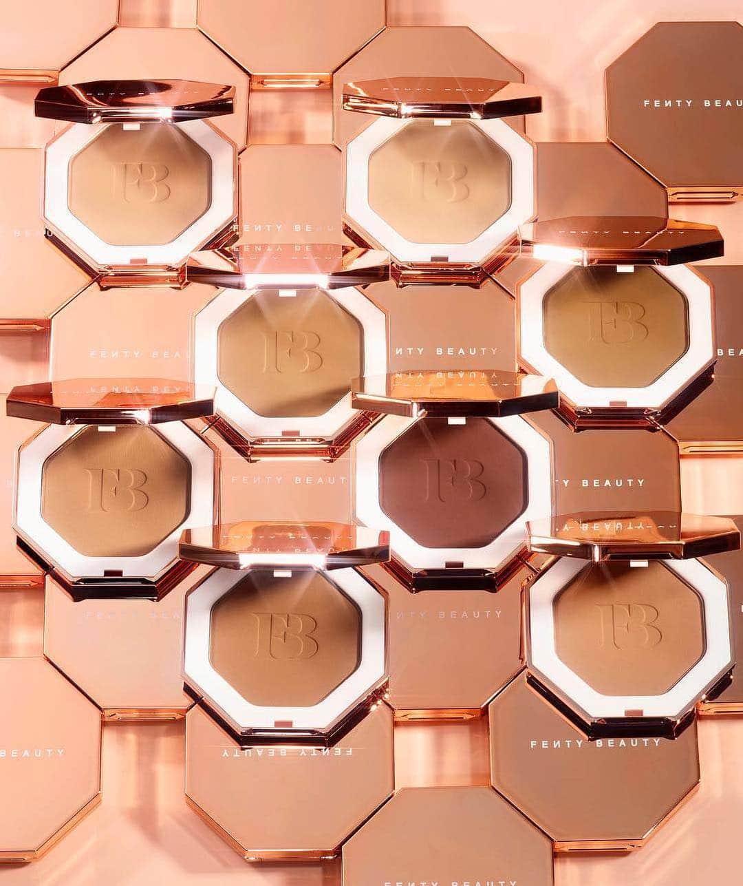 のインスタグラム：「CHAUD 🔥 HOT 🔥 CALIENTE 🔥 Les #SUNSTALKRBRONZER signés @fentybeauty by @badgalriri sont arrivés chez Sephora !! 8 teintes de bronzer pour chaque carnation 🙌🏼🙌🏾🙌🏿 #SephoraLovesFentyBeauty #FentyBeauty」