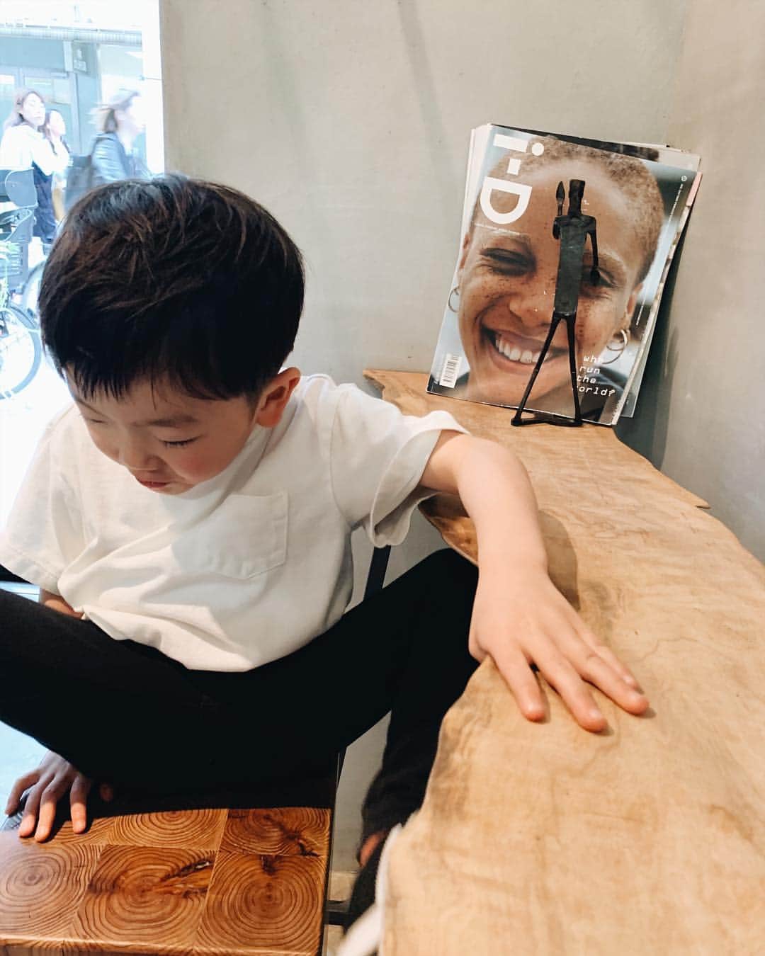 のインスタグラム：「とーちゃんの美容院について行って、オサレに切ってもらった人。  おにーちゃんになったなー！」