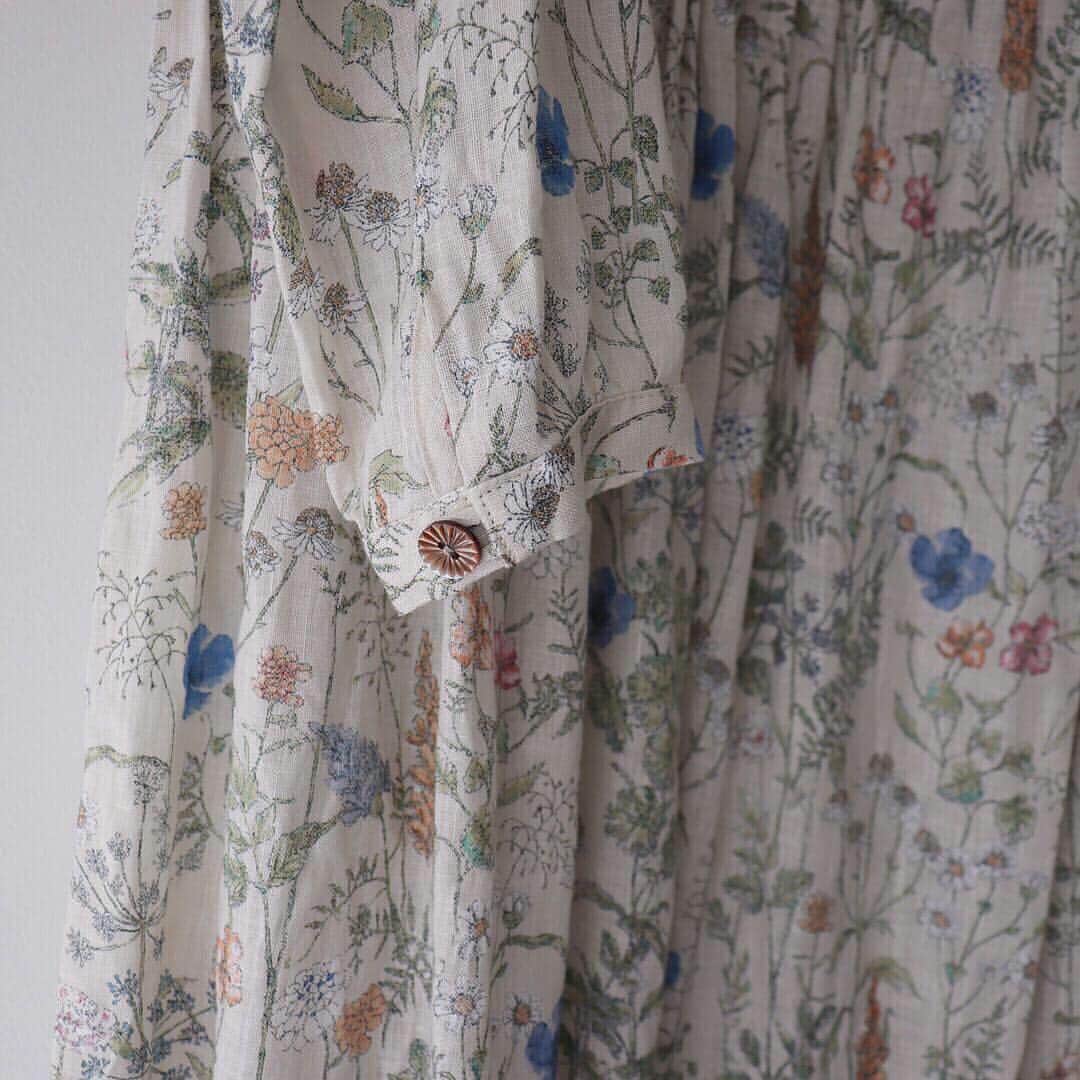 手紙社さんのインスタグラム写真 - (手紙社Instagram)「【soel（ソエル）】 お品切れしていたthe last flower of the afternoonの「優しき庭 gather one-piece dress」。ご好評につき、追加生産が決まりました。 . 古い植物図鑑の挿絵のような花柄プリントが印象的なワンピース。洗いざらしの薄手のリネンは涼しげで、軽やかな生地感はこれからの時期にぴったりです。 . 入荷は、4月下旬〜5月上旬を予定しております。数量に限りがあるため、ただ今、オンラインショップにて事前予約を承っております。よろしければご覧くださいませ。 ▶︎soel online shop プロフィールページ（@tegamisha_soel ）のリンクより「soel online shop」へ . open 11:00-18:00/Wed.-Sun. tel. 042-444-5572 addr. 東京都調布市下石原2-6-14 2F *京王線西調布駅から徒歩4分 tel.042-444-5572 ▶︎お問い合わせはDM・お電話にて承っております。 #tegamisha_soel #手紙社 #手紙舎 #tegamisha #soel #ソエル #thelastfloweroftheafternoon #fashion #wear #clothes #衣服 #通販可能」4月6日 15時03分 - tegamisha