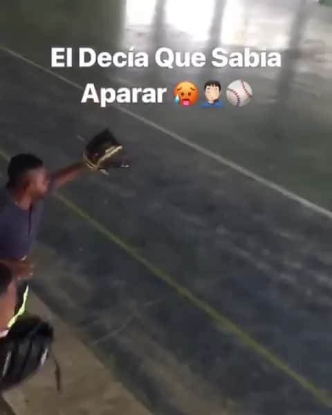 ホセ・レイエスのインスタグラム：「Yo tirándole a Edwin 😢😢🤷🏿‍♂️🤣 taggea」