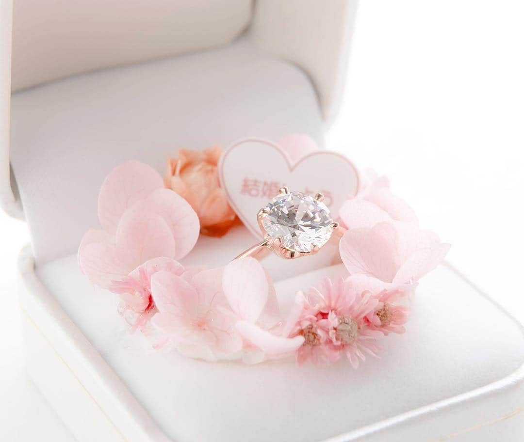 amiさんのインスタグラム写真 - (amiInstagram)「． Cute proposal ring ． プロポーズ のシーンで活用できる  箱パカプロポーズ 専用リング 『オルコス』💕 ． ネット販売がスタート♡ @orkos_propose_ring ． ギリシャ神話の女神アテナの ヘッドリースをイメージした リングケースと婚約指輪を模した リングの組み合わせでつくる プロポーズリング💍 ． ふたりだけのオリジナルの  サプライズプロポーズ を演出 してくれること間違いなしですね♥️ ． ． #プロポーズ#婚約指輪#指輪#サプライズ#サプライズプレゼント#プレゼント#結婚#サプライズ好き#演出#オリジナルリング#リング#プレゼント#愛の形#サプライズギフト#婚約#オリジナル指輪 #door_pr_GIZDI#サプライズプロポーズ」4月6日 15時08分 - amikuma1219