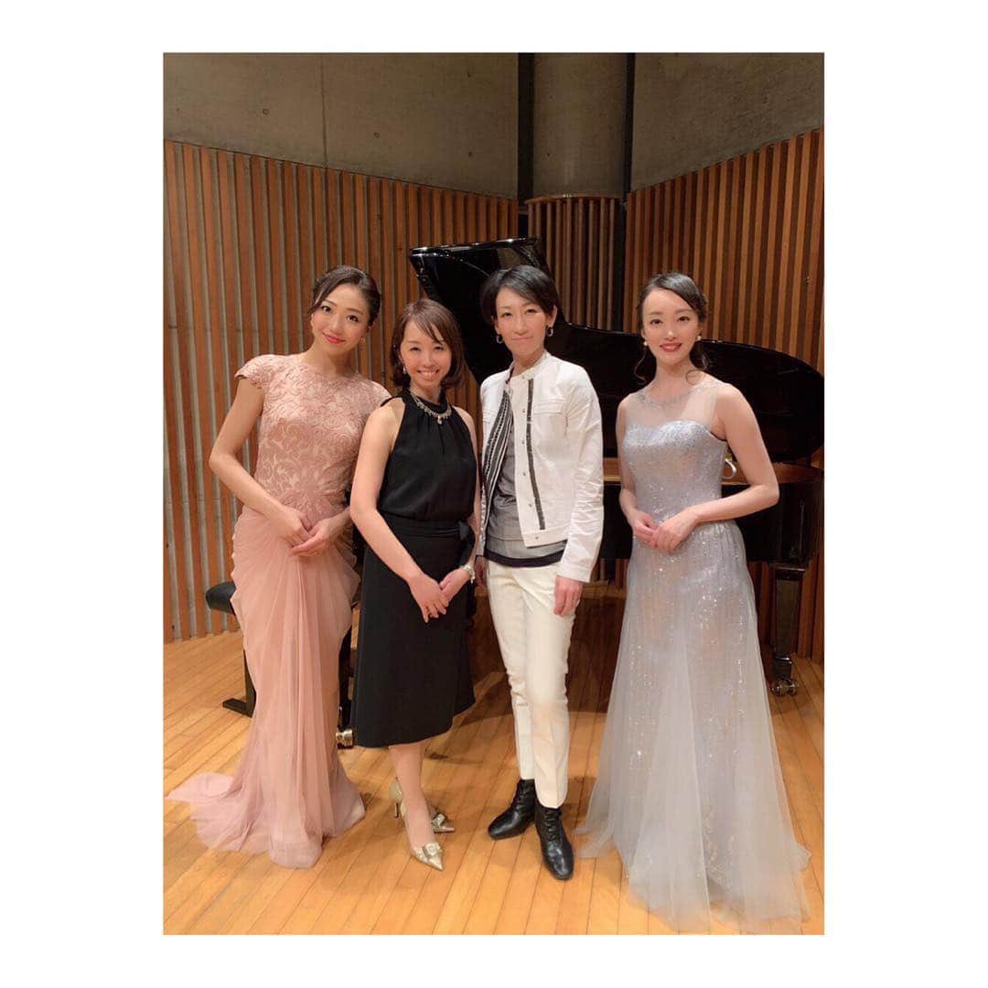 透水さらさのインスタグラム：「yumiさんのコンサート﻿ ﻿ 代々木上原 musicasa 終了しました！﻿ ﻿ ﻿ ﻿ お越しくださいました皆様、ありがとうございました🙇‍♂️﻿ ﻿ ﻿ ﻿ ﻿ 今回は久しぶりにダンス💃もありの盛りだくさんな公演でした﻿ ﻿ ﻿ ダンスや歌の曲数など本当にハードなコンサートを命がけでこなされるまっつさんを間近で見る事が出来て、、、幸せでした🙇‍♂️﻿ ﻿ ﻿ ﻿ ももちゃんとのお稽古は毎日が現役時代と何ら変わらず大笑いでした🤣﻿ ﻿ そして﻿ ﻿ 未涼亜希さんとこんなに沢山歌って踊れる日がくるなんて！！😭✨﻿ ﻿ ﻿ 3月3日のガルバホールからはじまり、マグノリアホール、そしてmusicasaでのコンサートまでご一緒出来て、貴重な、大切な経験となりました﻿ ﻿ ﻿ 来てくれたみんなと記念撮影💕 #コンサート#未涼亜希 さん#yumiさん#桃花ひな#透水さらさ #musicasa#フラメンコ#楽しかった #ありがとうございました」