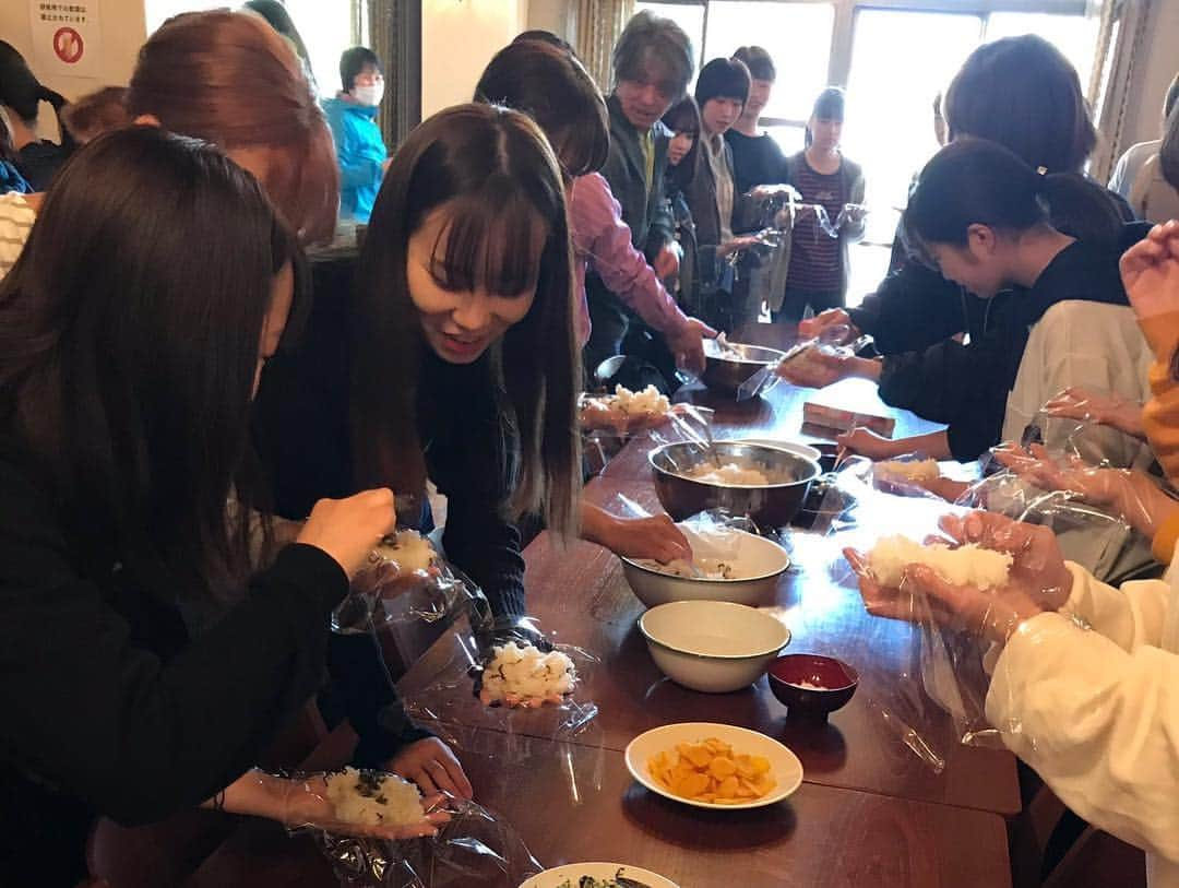 福岡女子短期大学さんのインスタグラム写真 - (福岡女子短期大学Instagram)「@fwjchild  わくわくハイキング👣、始まりました！  まずはおにぎり作りから🍙 . #福岡女子短期大学 #福女短 #子ども学科 #子ども学科の春 #太宰府 #わくわくハイキング #短期大学 #大学生  #子ども学科 #保育実習 #短大 #女子短 #保育士 #保育士の卵 #福岡女子短期大学子ども学科　#幼児教育　#保育士の卵 #保育士　#幼稚園教諭　#幼稚園教諭の卵　#保育園実習　#保育士になりたい　#保育学科　#保育士のたまご　#保育学科　#大学生　#未来の保育士　#福岡の女子短期大学 #女子大生　#保育園　 #幼稚園 . ========[ 資料請求 ]======== ． 福岡女子短期大学の資料請求（大学案内・入試要項など）を無料送付中です。お気軽に申し込みください。 . 子ども学科/健康栄養学科 音楽科/文化教養学科 ． 福岡女子短期大学 住所：‪福岡県太宰府市五条四丁目16番1号‬ tel：‪092-922-4034‬（代表）」4月6日 15時15分 - fukuoka_wjc