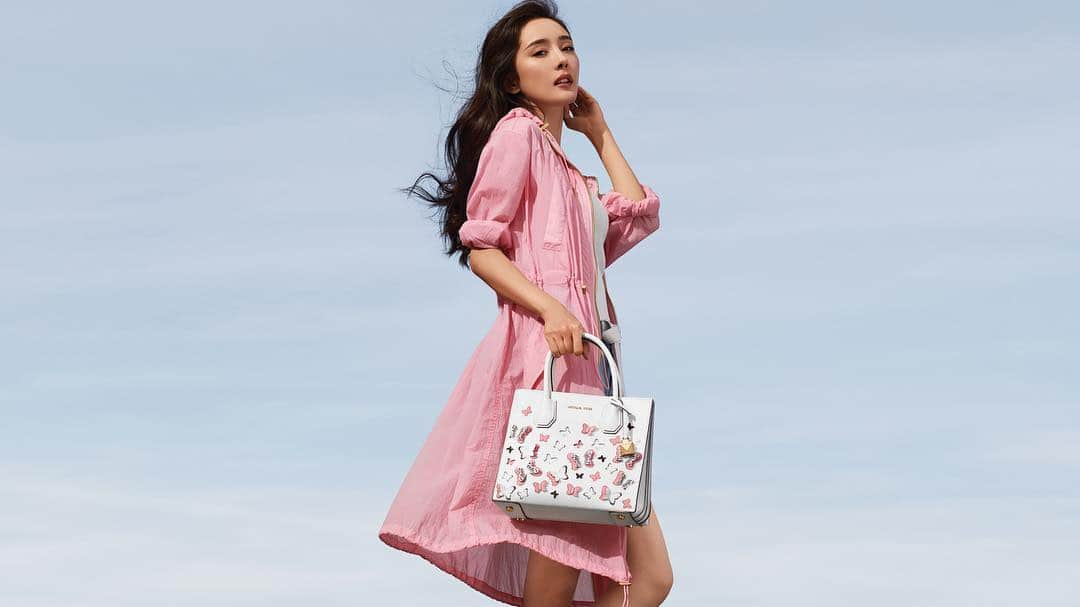 DFS & T Galleriaさんのインスタグラム写真 - (DFS & T GalleriaInstagram)「Explore @michaelkors ‘ limited-edition collection for Spring/Summer 2019 featuring @yangmimimi912 (Yang Mi), and shop the DFS Exclusive Mercer Bag – a feminine update to a timeless silhouette. Crafted from crossgrain leather with colorful butterfly embellishments, the bag serves as a must-have piece for the season.  #DFSxMichaelKors // @michaelkors 為DFS量身訂造2019春季系列的限定設計，立體剪裁的蝴蝶圖案，為楊冪 @yangmimimi912 杨幂最愛的經典Mercer手袋加添一絲春日浪漫氣息。立即親臨DFS選購限定款式。  #DFSxMichaelKors」4月6日 15時18分 - dfsofficial