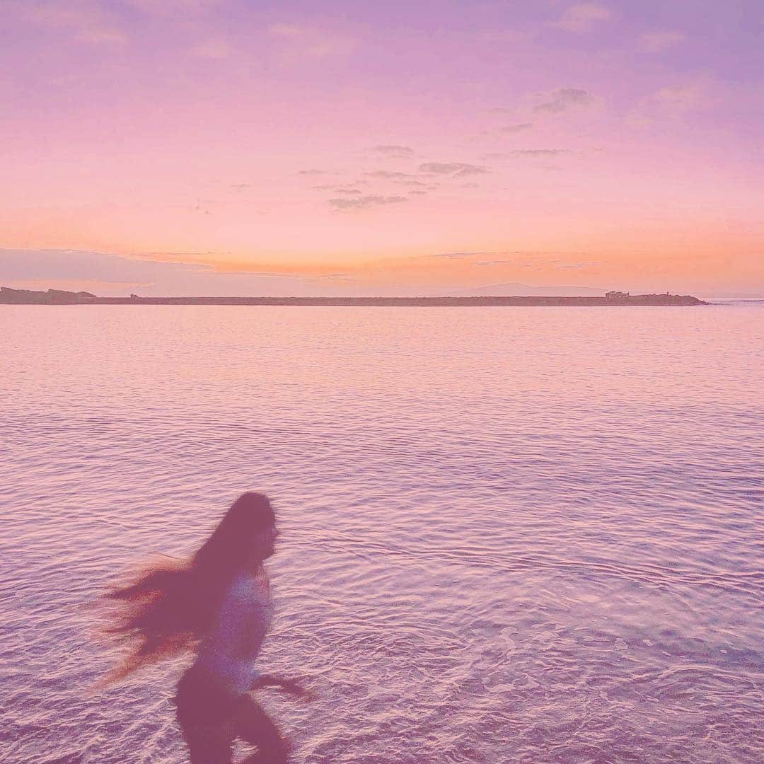 のインスタグラム：「We Believe in You わたしたちはあなたを信じてる。  #island #earth #beach #ocean #enlightenment #eternity #light #pink #life #live ##surf #miyakoyamazaki #山崎美弥子」