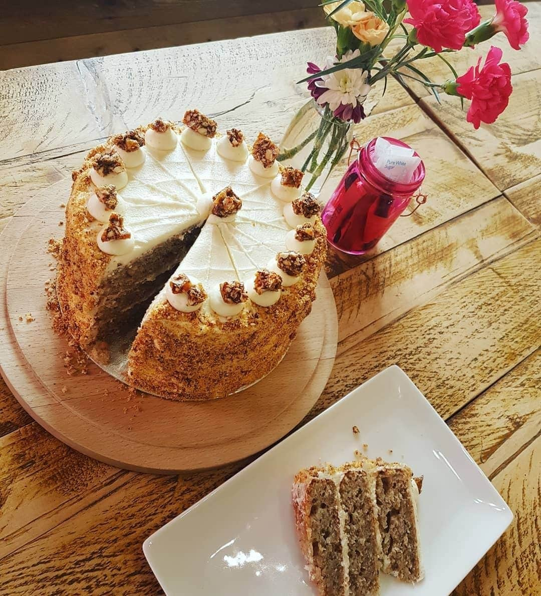 レイチェル・クーさんのインスタグラム写真 - (レイチェル・クーInstagram)「So impressed by this multi-tiered version of my parsnip and praline cake 🍰 executed perfectly by @kinsellacakes 👌👌 Recipe in #TheLittleSwedishKitchen 📖」4月6日 15時25分 - rachelkhooks