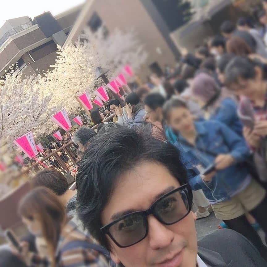川崎麻世さんのインスタグラム写真 - (川崎麻世Instagram)「仕事の合間スーツ姿で、目黒川にお人見に行って来ました🌸❌👨‍👩‍👦‍👦👨‍👨‍👧‍👦」4月6日 15時42分 - mayokawasaki