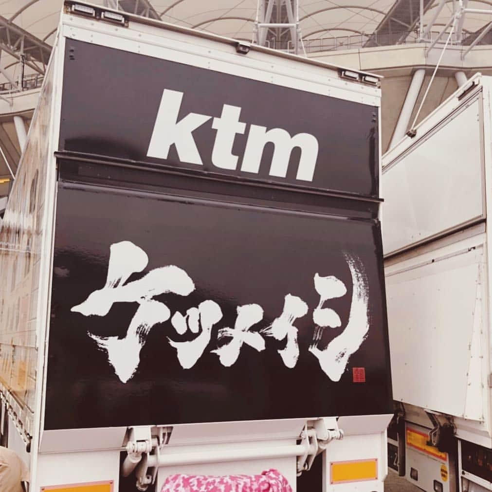 ケツメイシさんのインスタグラム写真 - (ケツメイシInstagram)「ケツメイシトラック運行中！ KTM STOREグッズ売り場近くにいますよーっ！  #ケツメイシ #ktm #ktm2019 #荒野をさすらう4人のガンマン  #sapporo #真駒内 #道端で万が一見かけたら報告求む」4月6日 15時54分 - ketsume_official